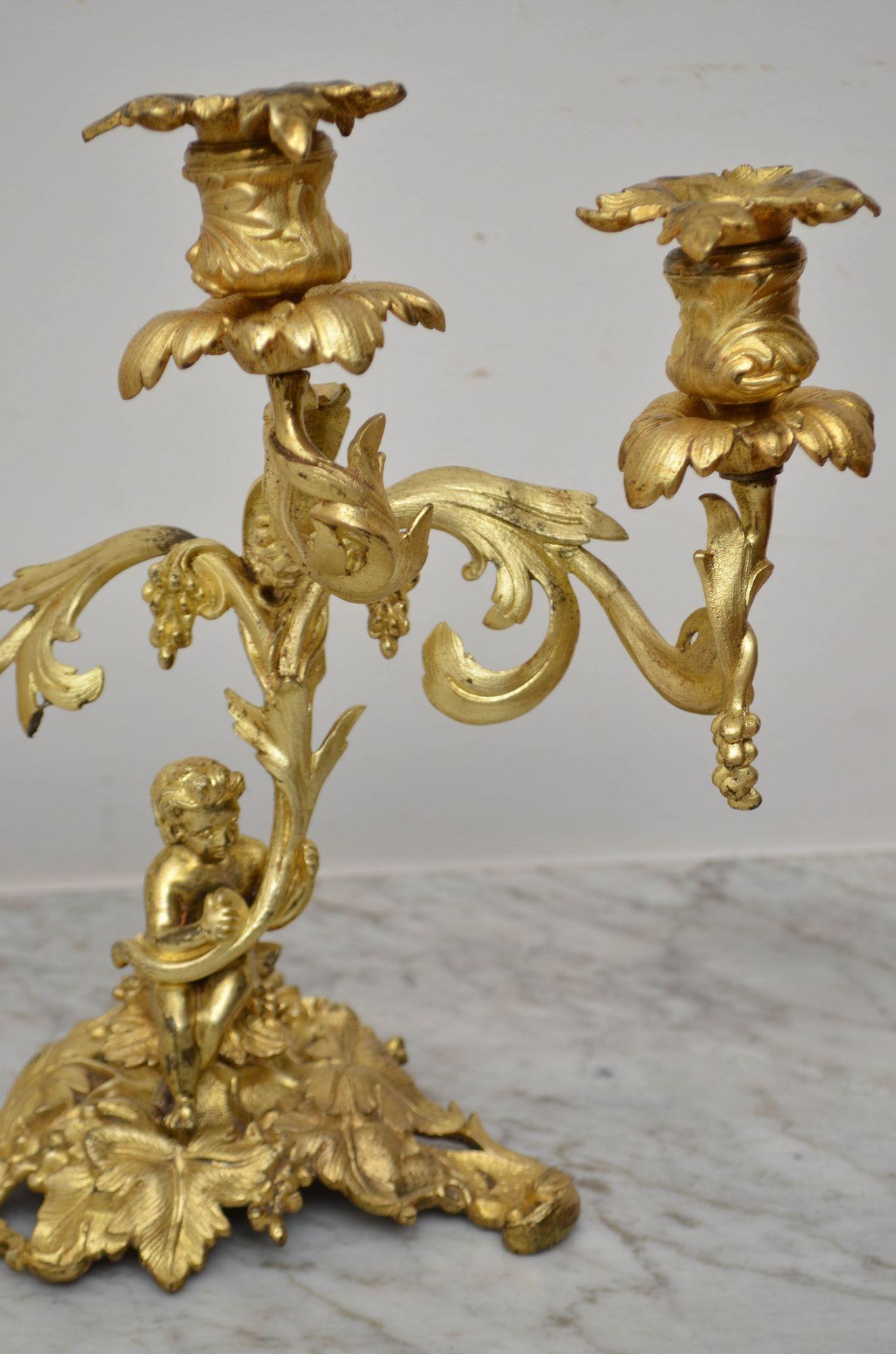 Coppia di candelabri a tre rami francesi del XIX secolo in vendita 9