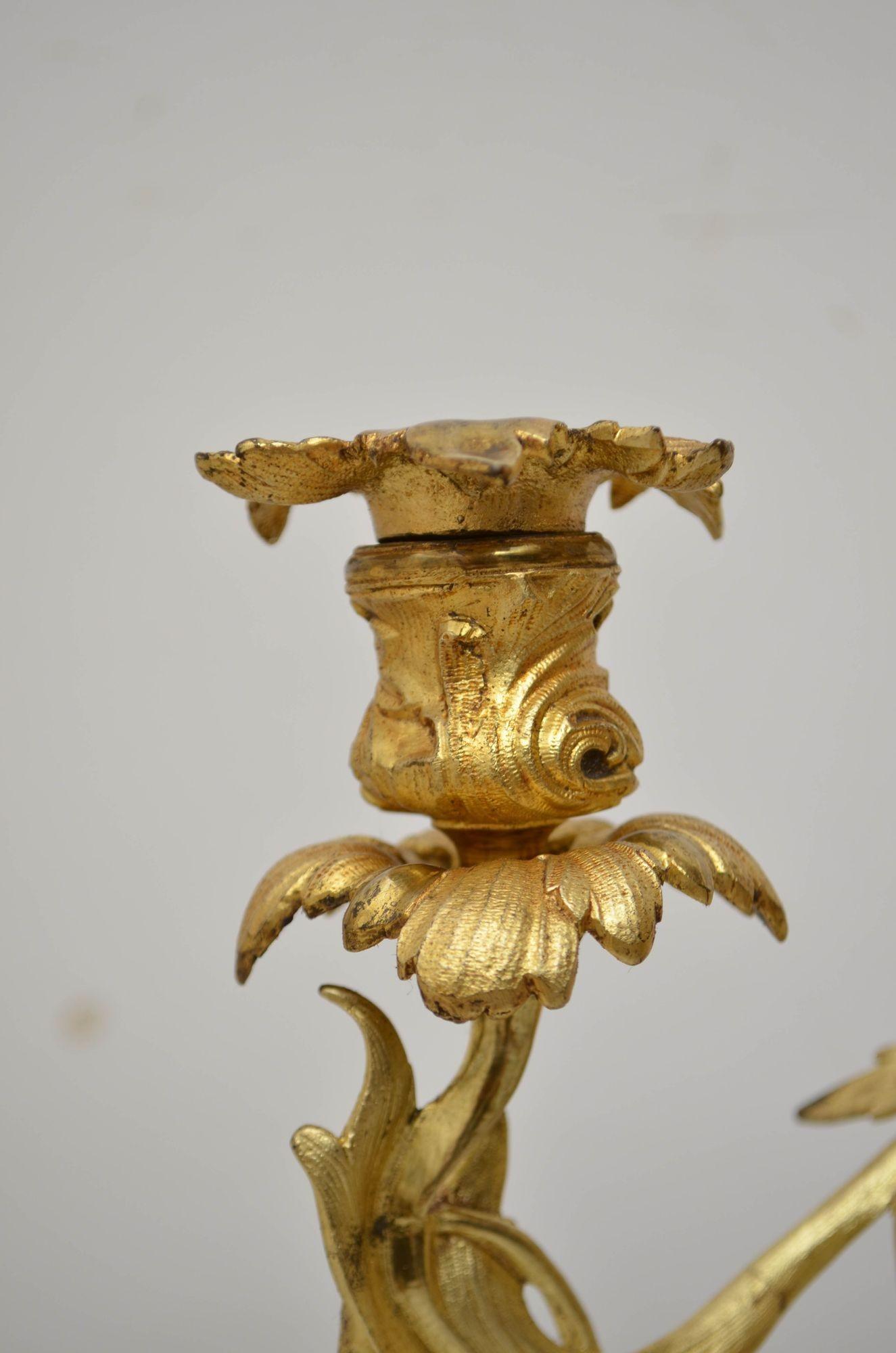 Coppia di candelabri a tre rami francesi del XIX secolo in vendita 10