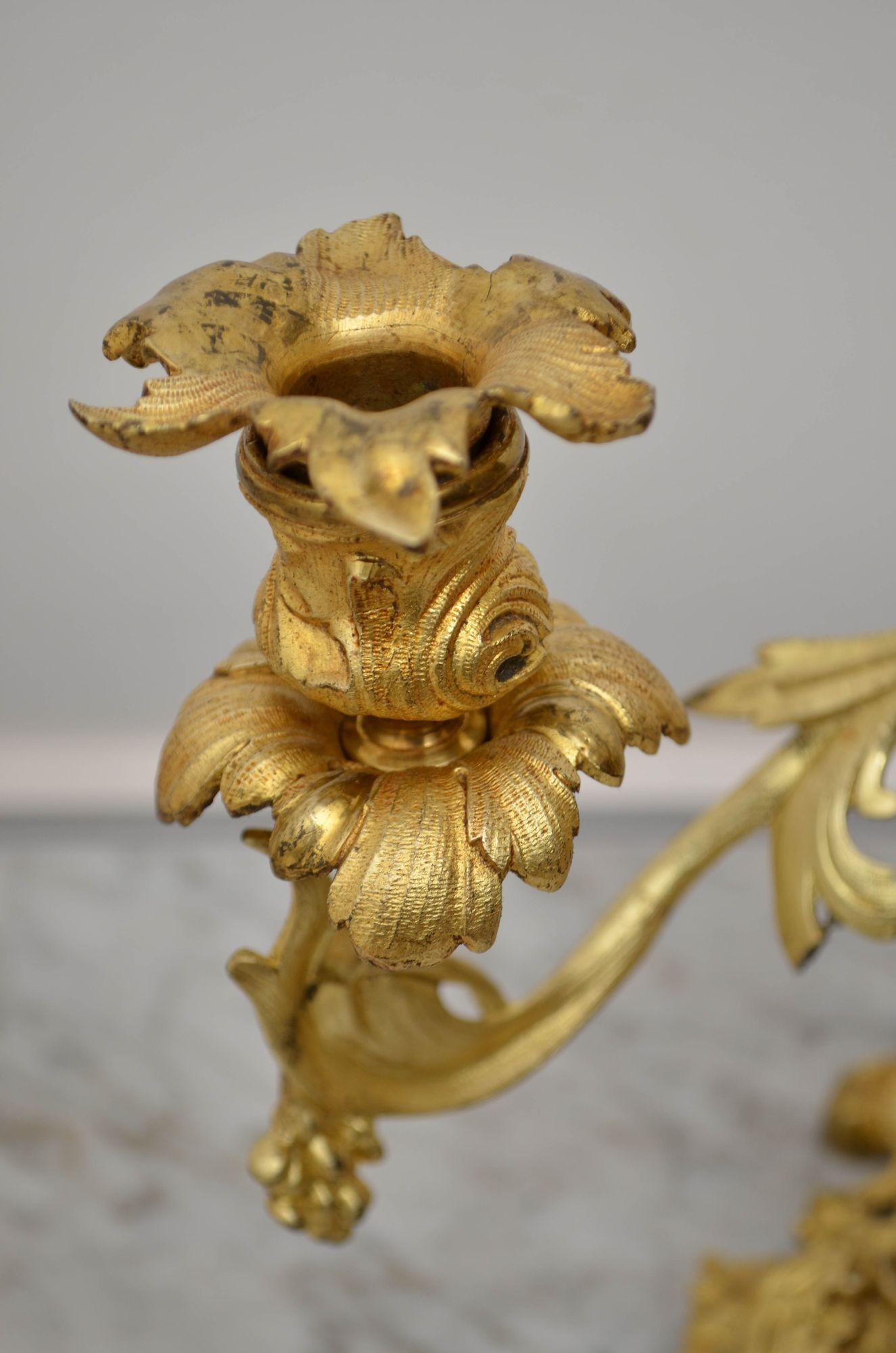 Coppia di candelabri a tre rami francesi del XIX secolo in vendita 11
