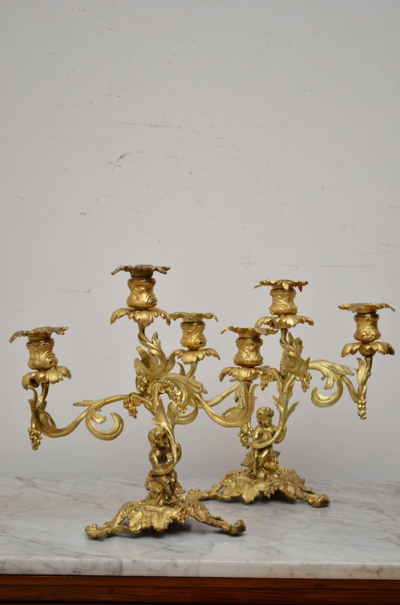 Sn4779 Raffinata coppia di portacandele a tre rami in ormolu del XIX secolo, ciascuno dei quali presenta splendide volute floreali intorno alla figura centrale con petali e foglie alla base. Tutto in condizioni di pronto per la casa.