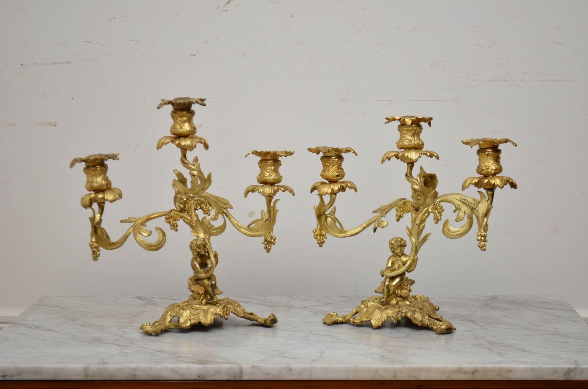 Coppia di candelabri a tre rami francesi del XIX secolo In condizioni buone in vendita a Whaley Bridge, GB
