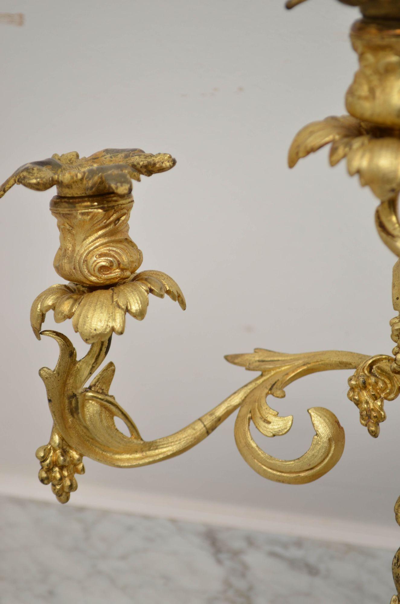 Coppia di candelabri a tre rami francesi del XIX secolo in vendita 1