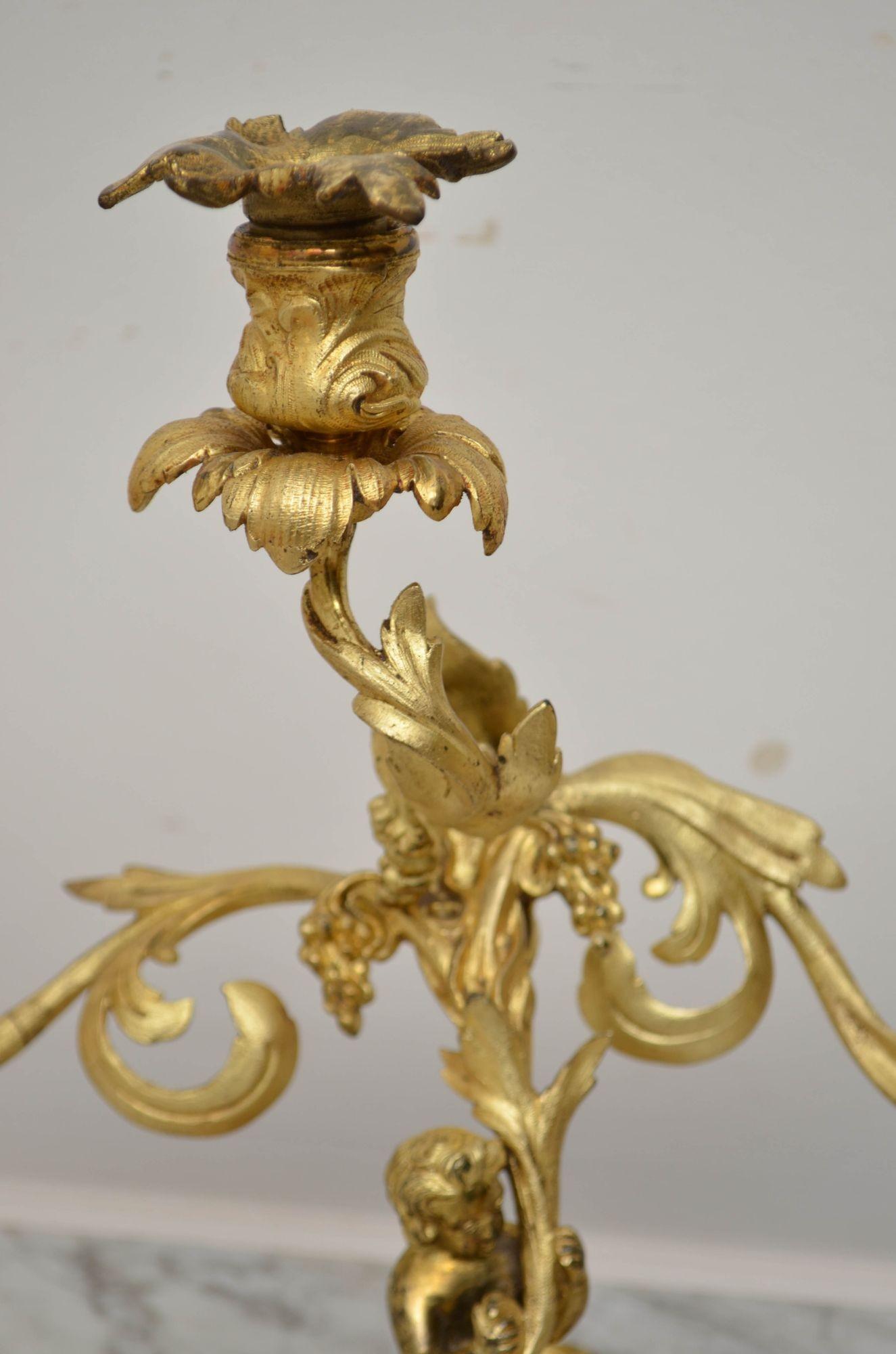 Coppia di candelabri a tre rami francesi del XIX secolo in vendita 2