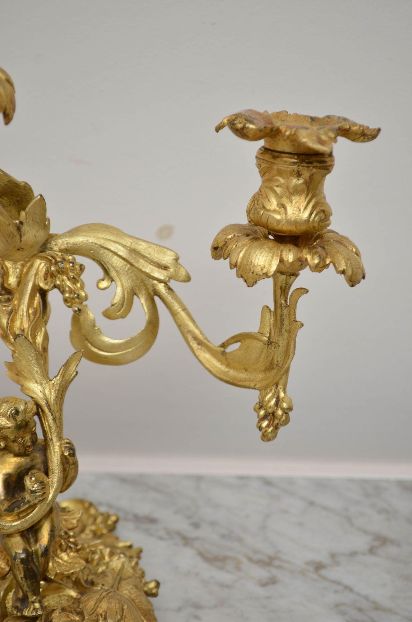 Coppia di candelabri a tre rami francesi del XIX secolo in vendita 3