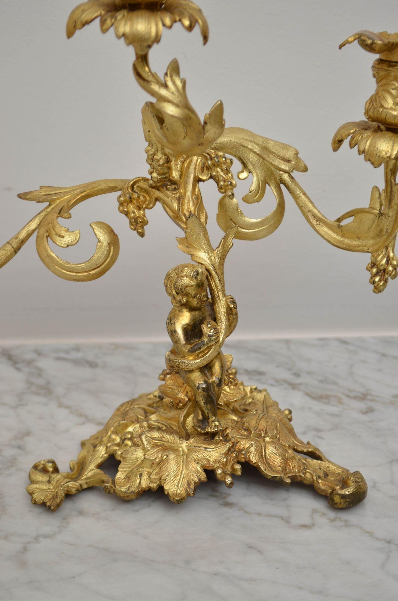 Coppia di candelabri a tre rami francesi del XIX secolo in vendita 4