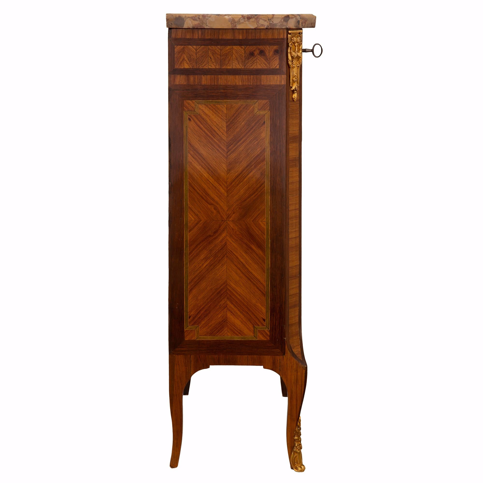 Similoro Coppia di armadi Chiffoniers francesi del XIX secolo in stile transitorio in vendita