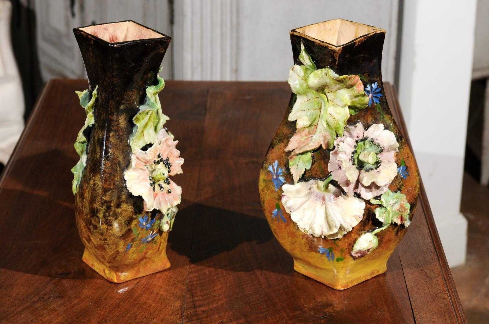 XIXe siècle Paire de vases français du 19ème siècle avec décor barbotine de fleurs et de feuilles en vente