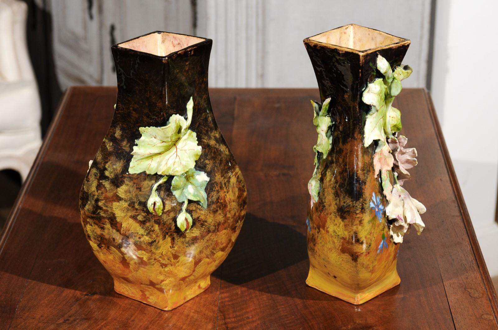 Faïence Paire de vases français du 19ème siècle avec décor barbotine de fleurs et de feuilles en vente