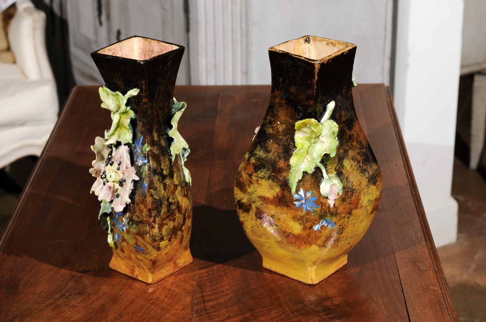 Paire de vases français du 19ème siècle avec décor barbotine de fleurs et de feuilles en vente 1