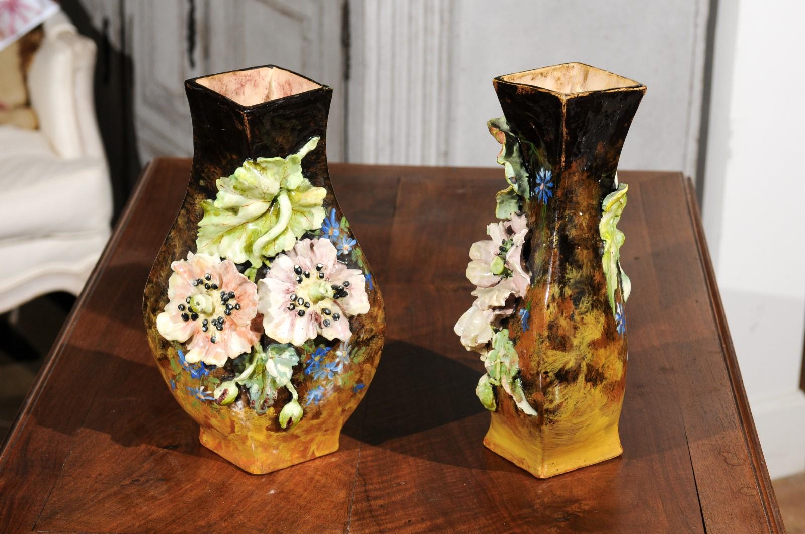 Paire de vases français du 19ème siècle avec décor barbotine de fleurs et de feuilles en vente 2