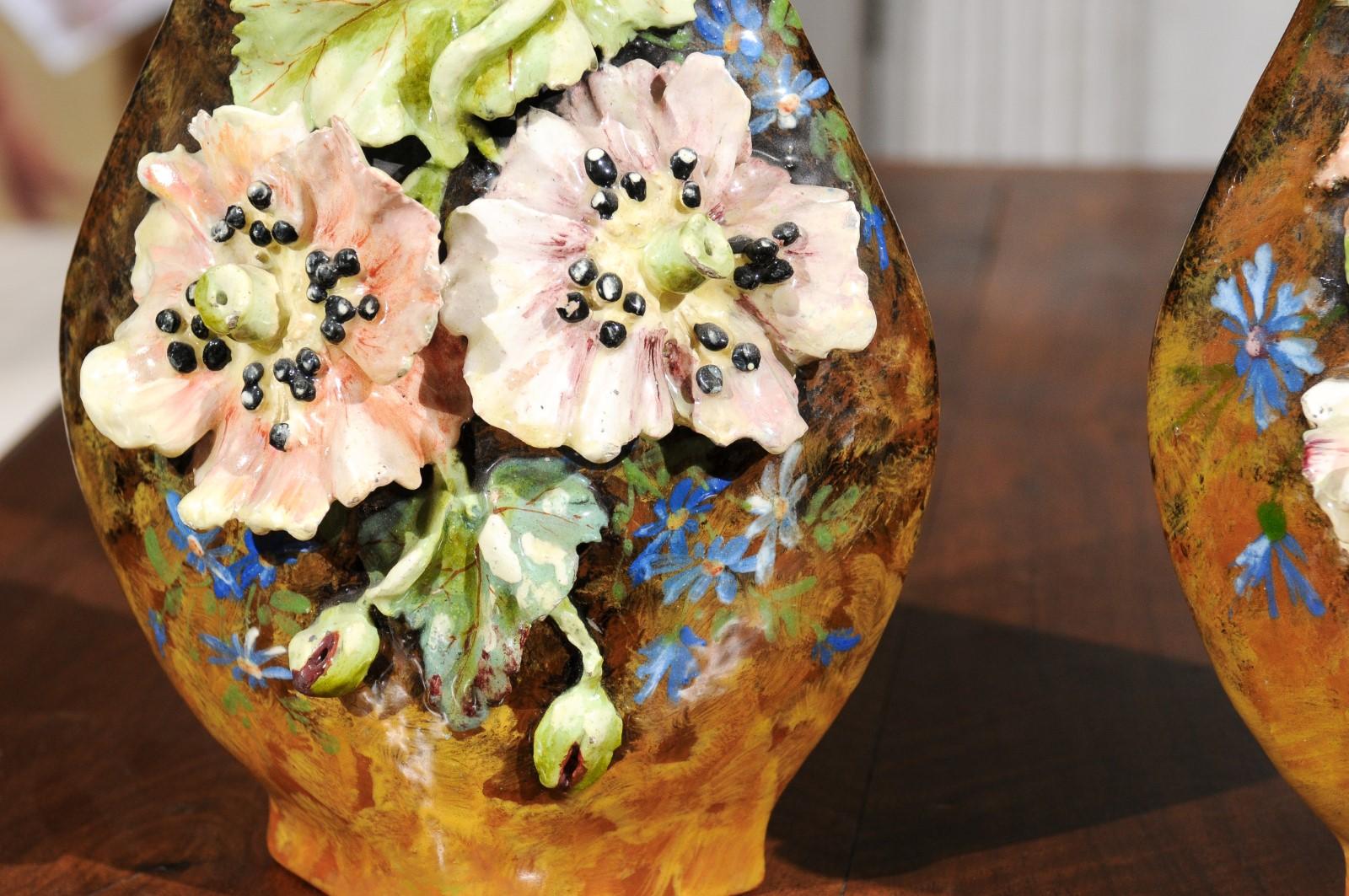 Paire de vases français du 19ème siècle avec décor barbotine de fleurs et de feuilles en vente 3