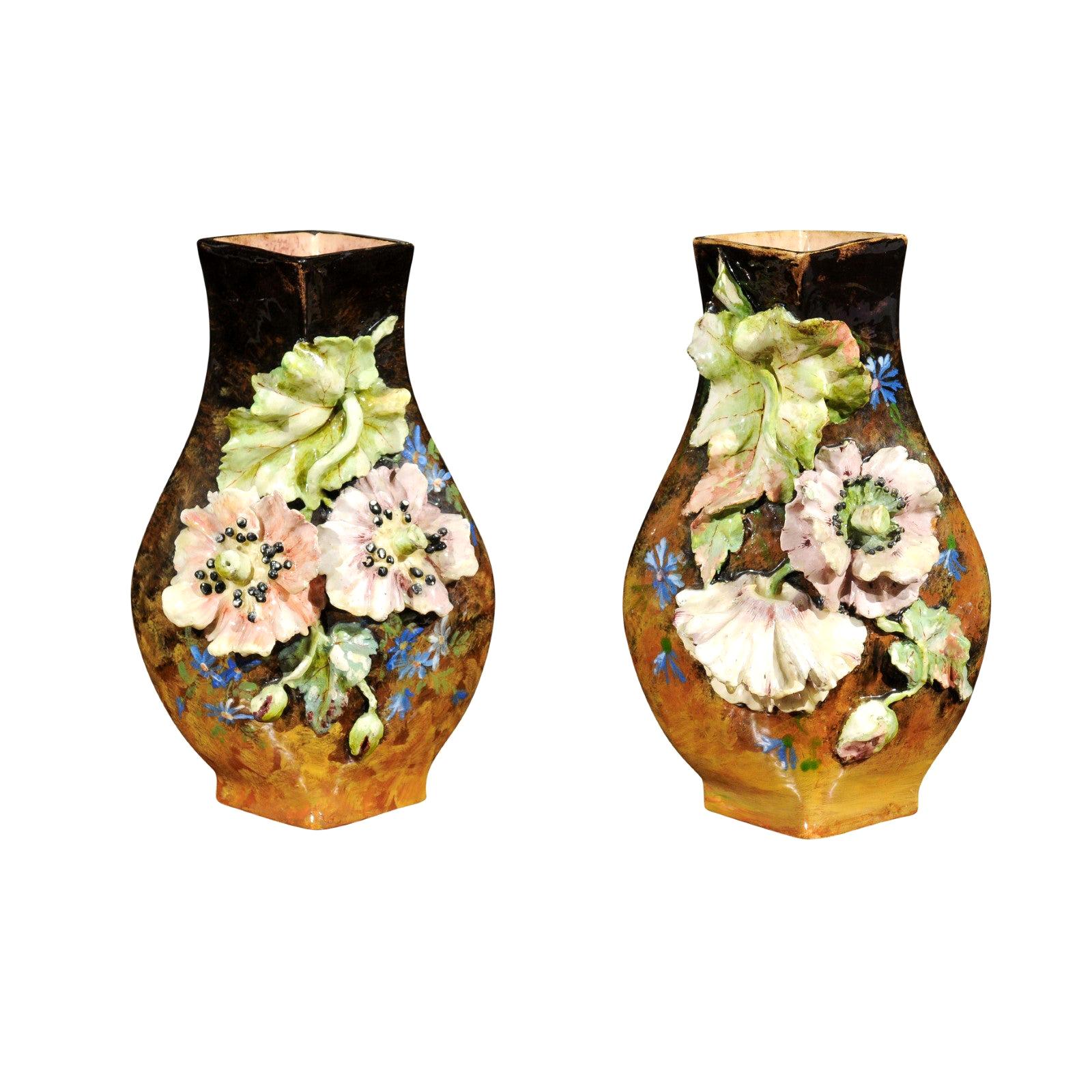 Paire de vases français du 19ème siècle avec décor barbotine de fleurs et de feuilles