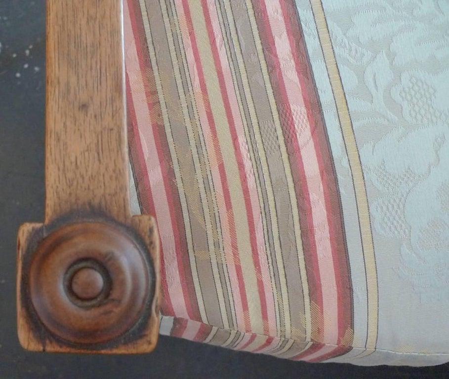 Paar französische Sessel aus Nussbaumholz des 19. Jahrhunderts mit Stoff- und Lederkissen im Angebot 5