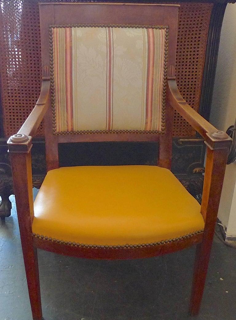 Paar französische Sessel aus Nussbaumholz des 19. Jahrhunderts mit Stoff- und Lederkissen (Französisch) im Angebot