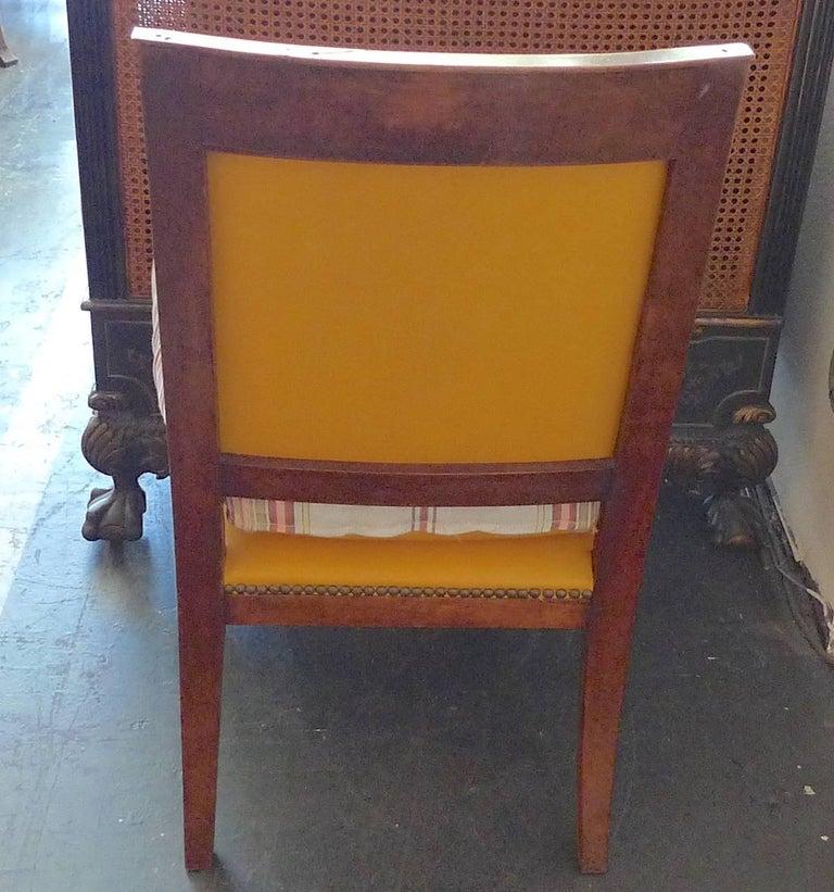 Paar französische Sessel aus Nussbaumholz des 19. Jahrhunderts mit Stoff- und Lederkissen im Zustand „Gut“ im Angebot in Santa Monica, CA
