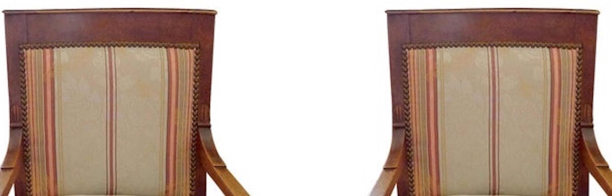 Paar französische Sessel aus Nussbaumholz des 19. Jahrhunderts mit Stoff- und Lederkissen im Angebot 1