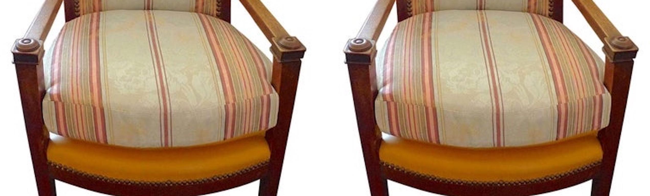 Paar französische Sessel aus Nussbaumholz des 19. Jahrhunderts mit Stoff- und Lederkissen im Angebot 2