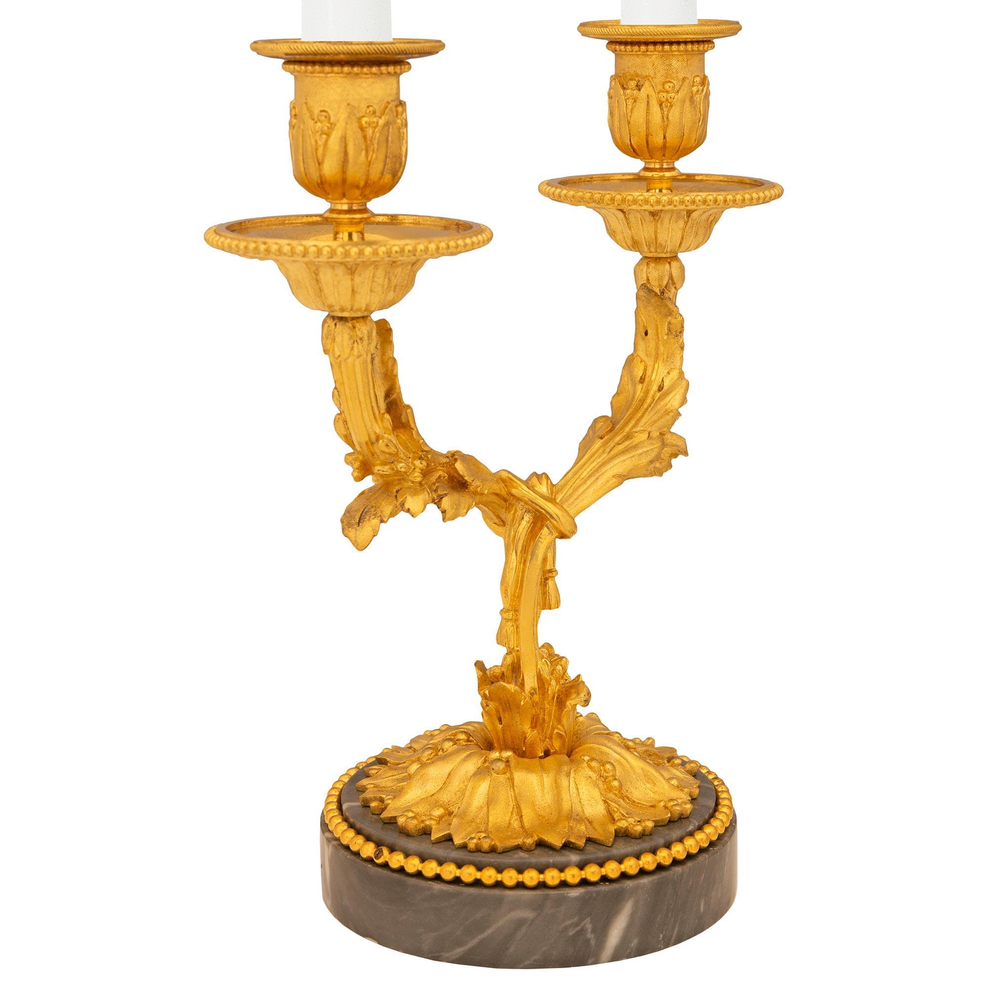 Luigi XVI coppia di candelabri francesi del XIX secolo in marmo Bleu Turquin e Ormolu in vendita