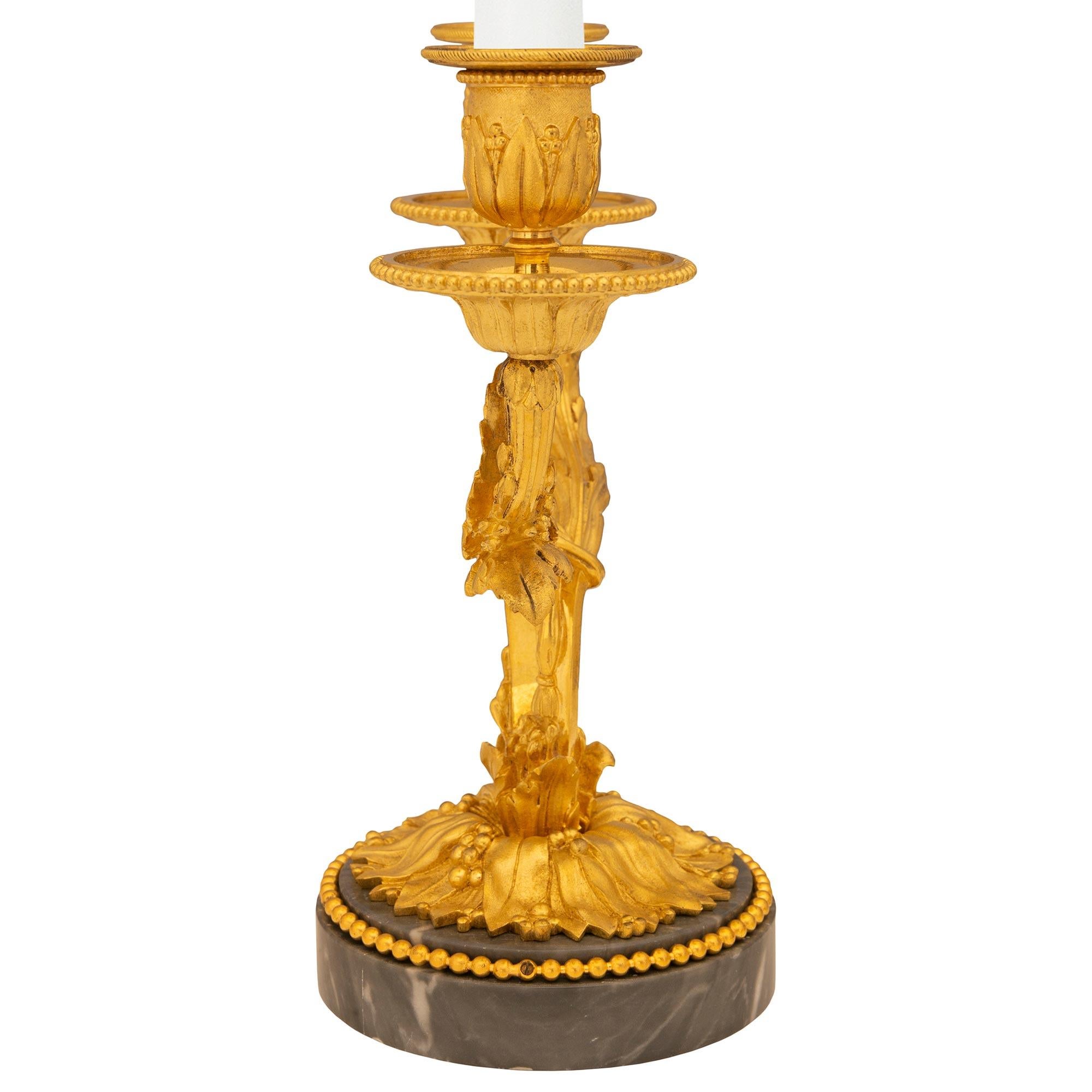 Francese coppia di candelabri francesi del XIX secolo in marmo Bleu Turquin e Ormolu in vendita