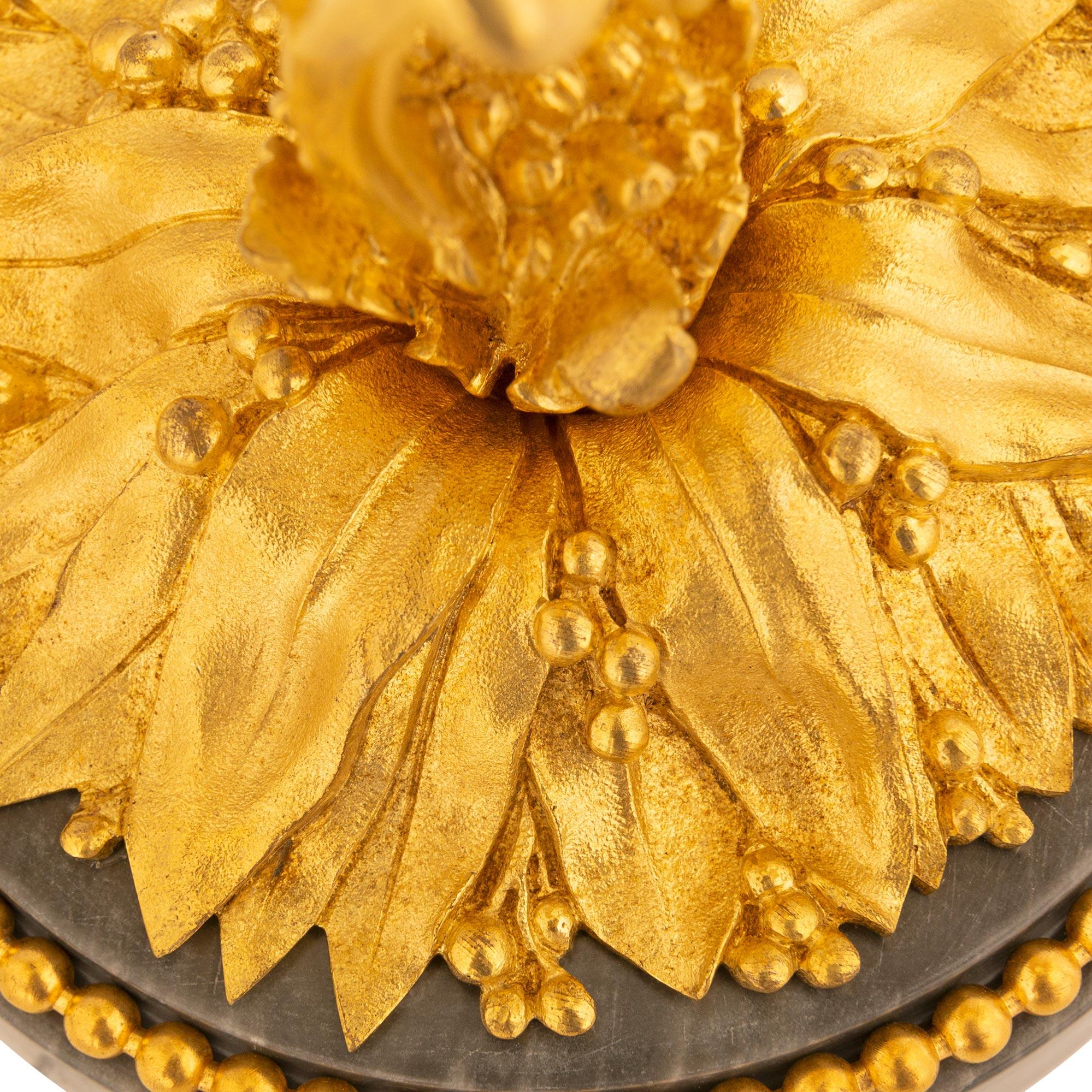 coppia di candelabri francesi del XIX secolo in marmo Bleu Turquin e Ormolu in vendita 1