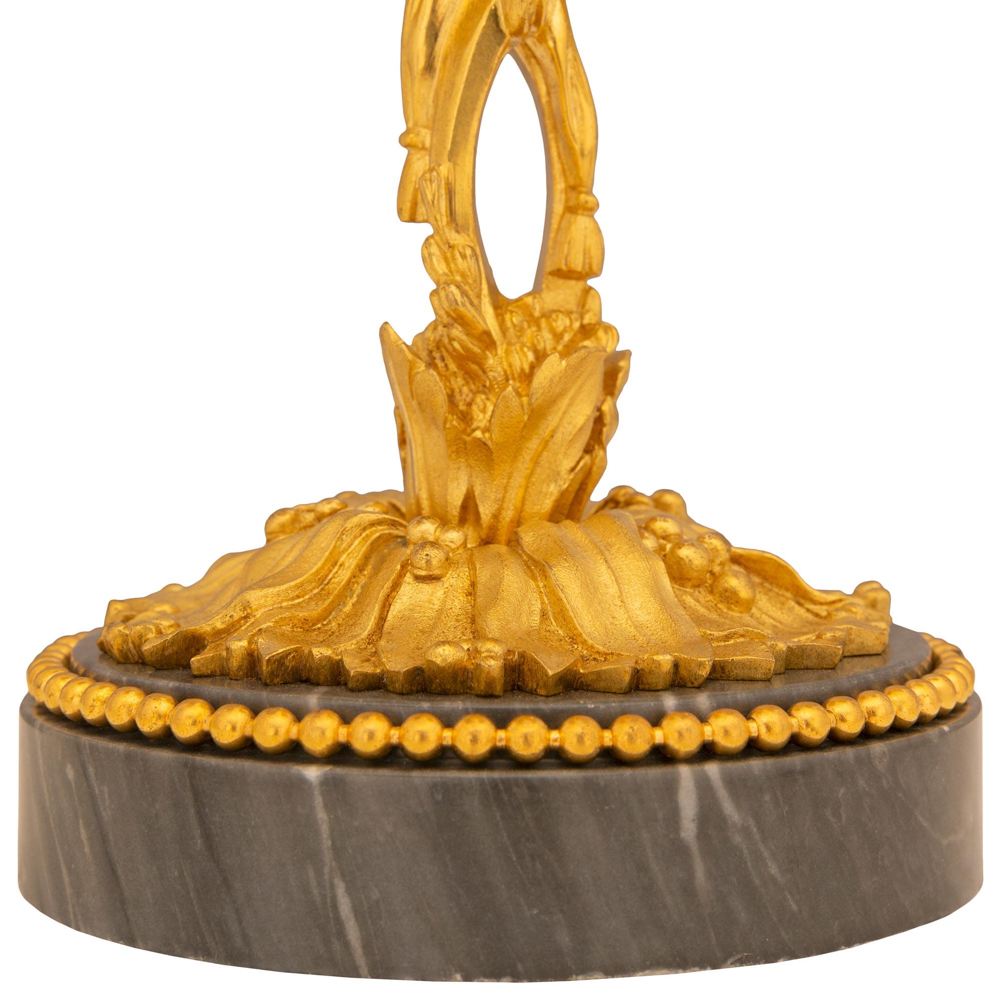 coppia di candelabri francesi del XIX secolo in marmo Bleu Turquin e Ormolu in vendita 2