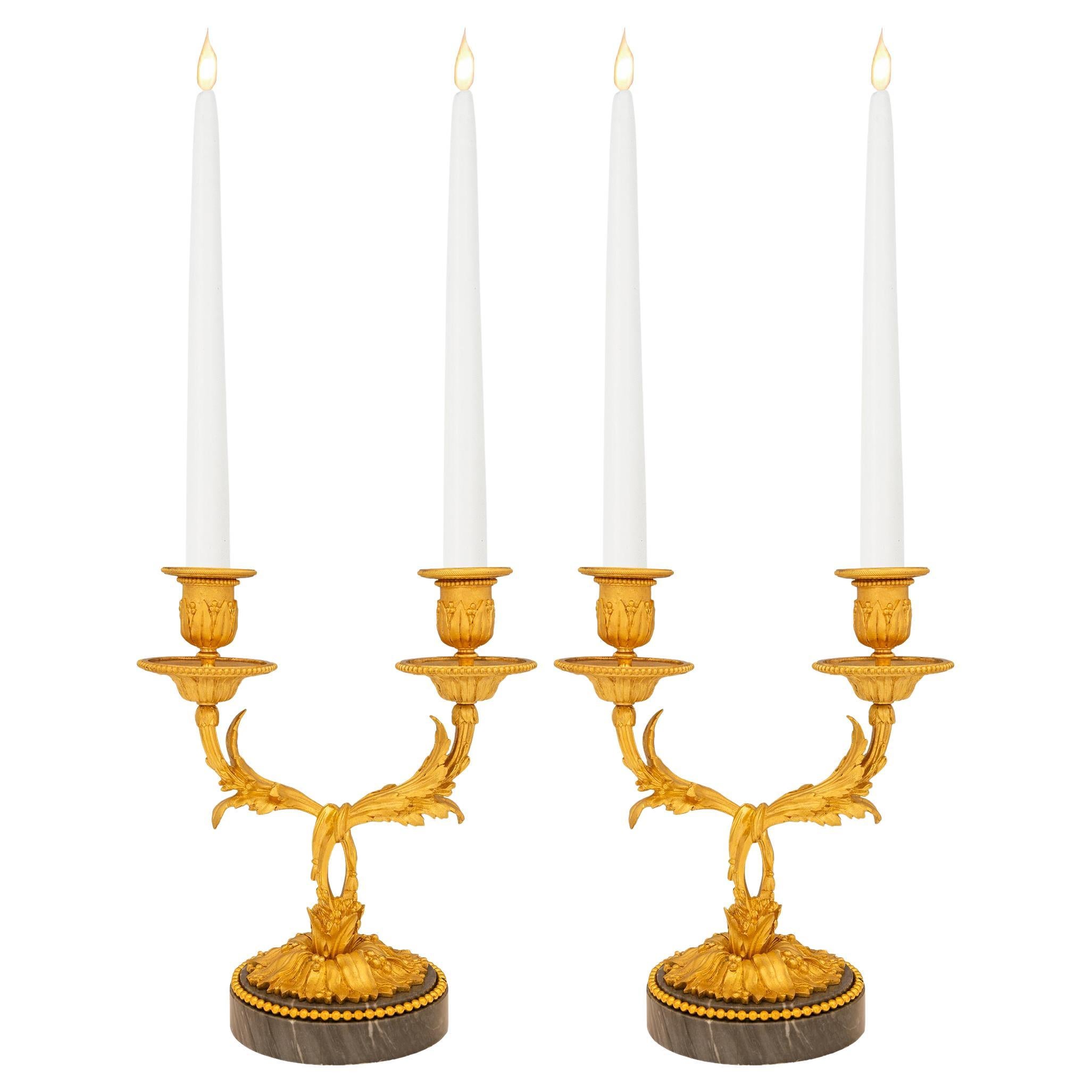 coppia di candelabri francesi del XIX secolo in marmo Bleu Turquin e Ormolu in vendita