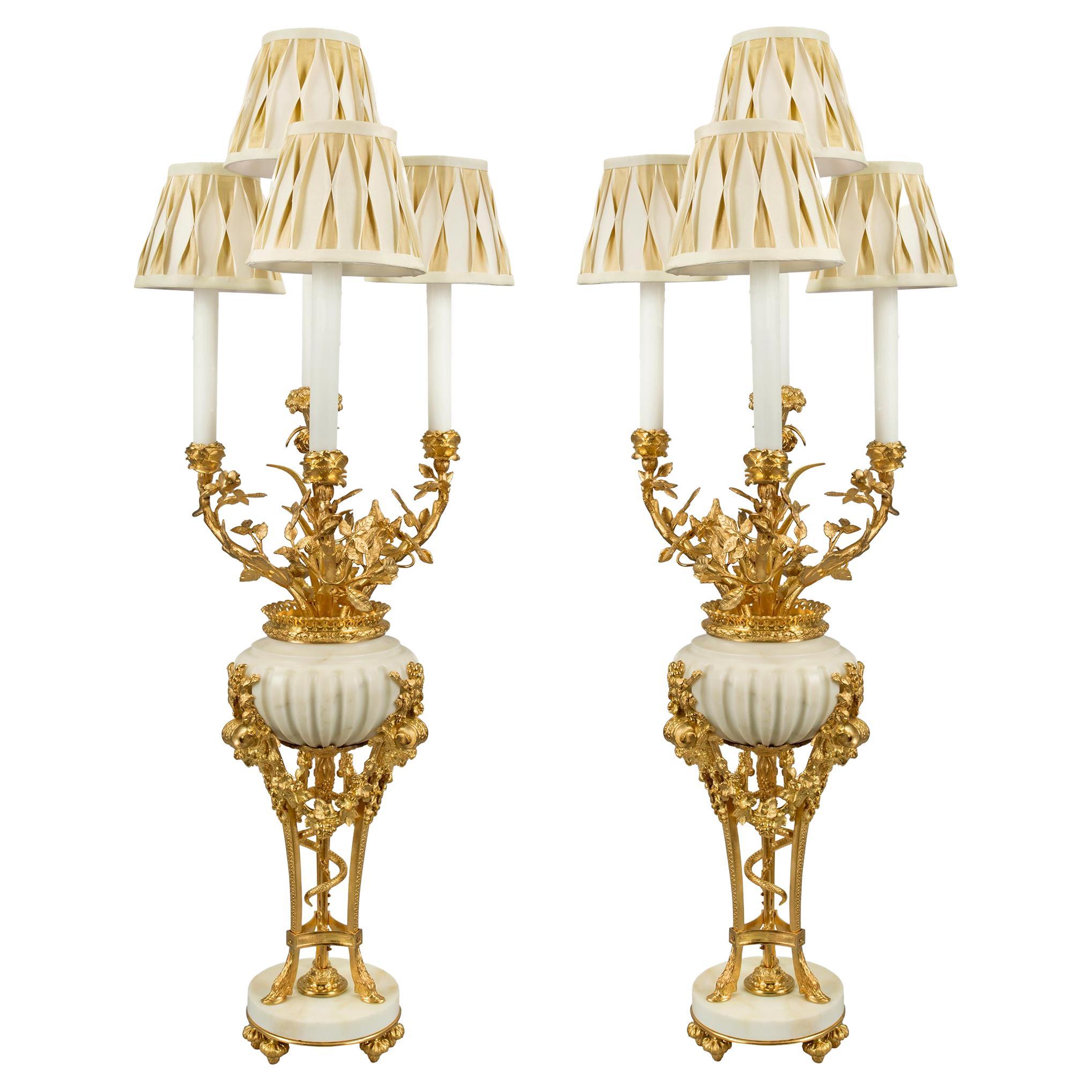 Paire de lampes de style Louis XVI du 19ème siècle en marbre et bronze doré