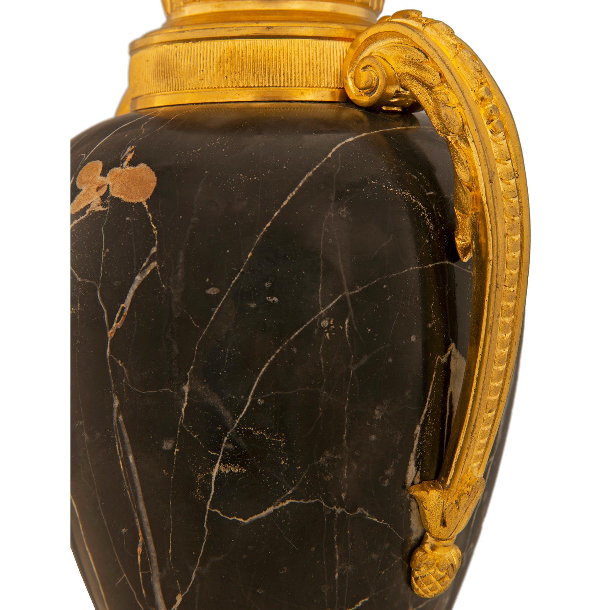 Bronze doré Paire d'urnes à couvercle en ormolu et en marbre Portoro du 19e Louis XVI français en vente
