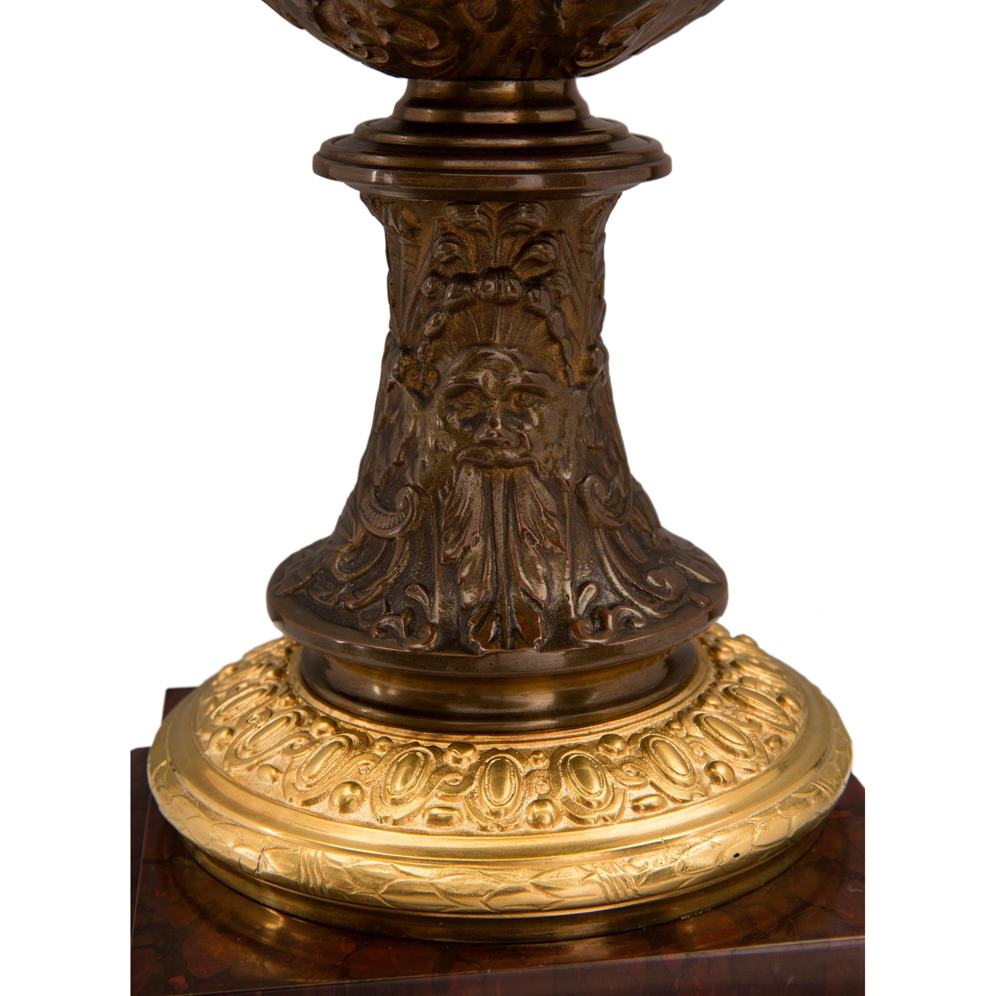 pair of French 19th Renaissance st. Ormolu, patinated Bronze and Marble ewers in vendita 3