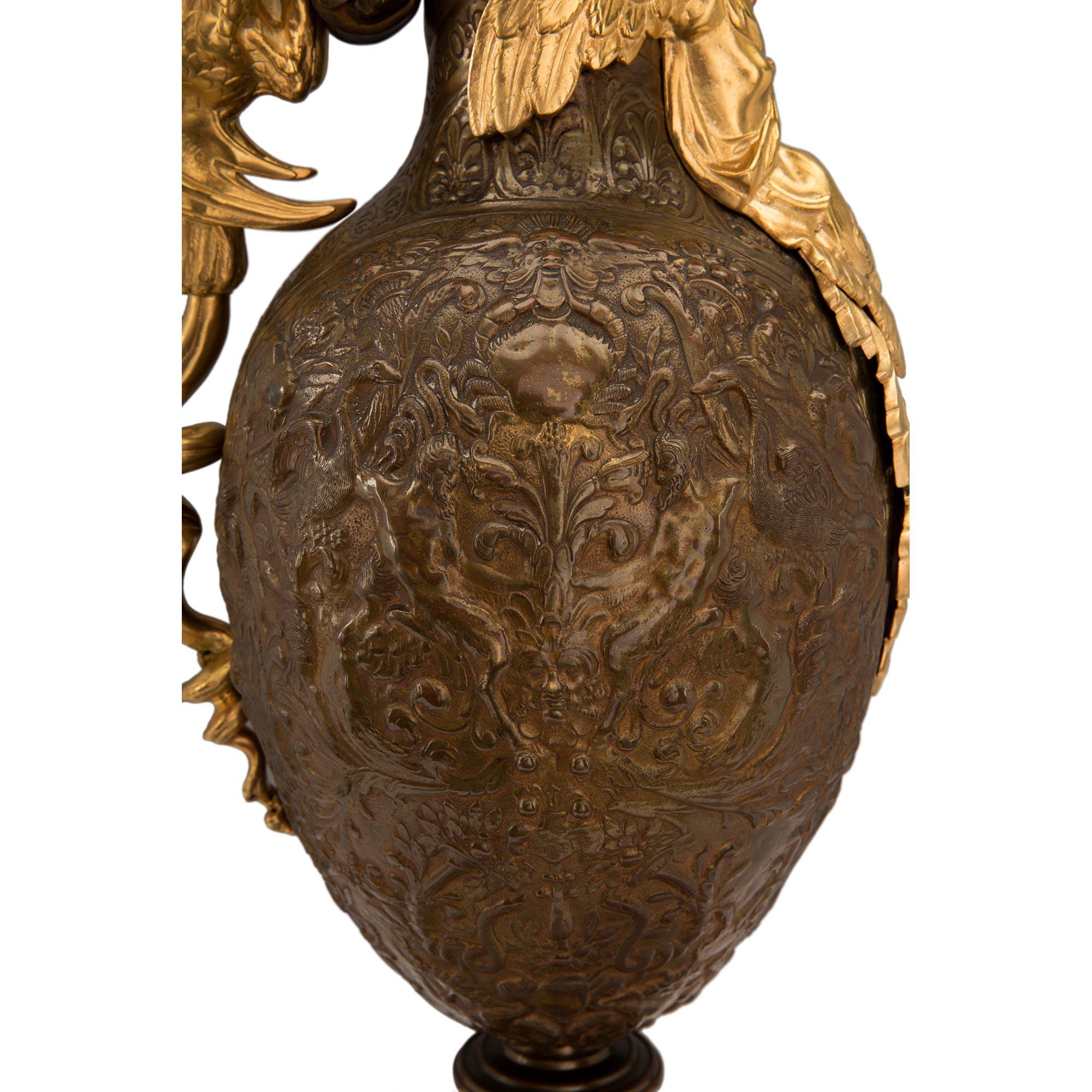 pair of French 19th Renaissance st. Ormolu, patinated Bronze and Marble ewers in vendita 4