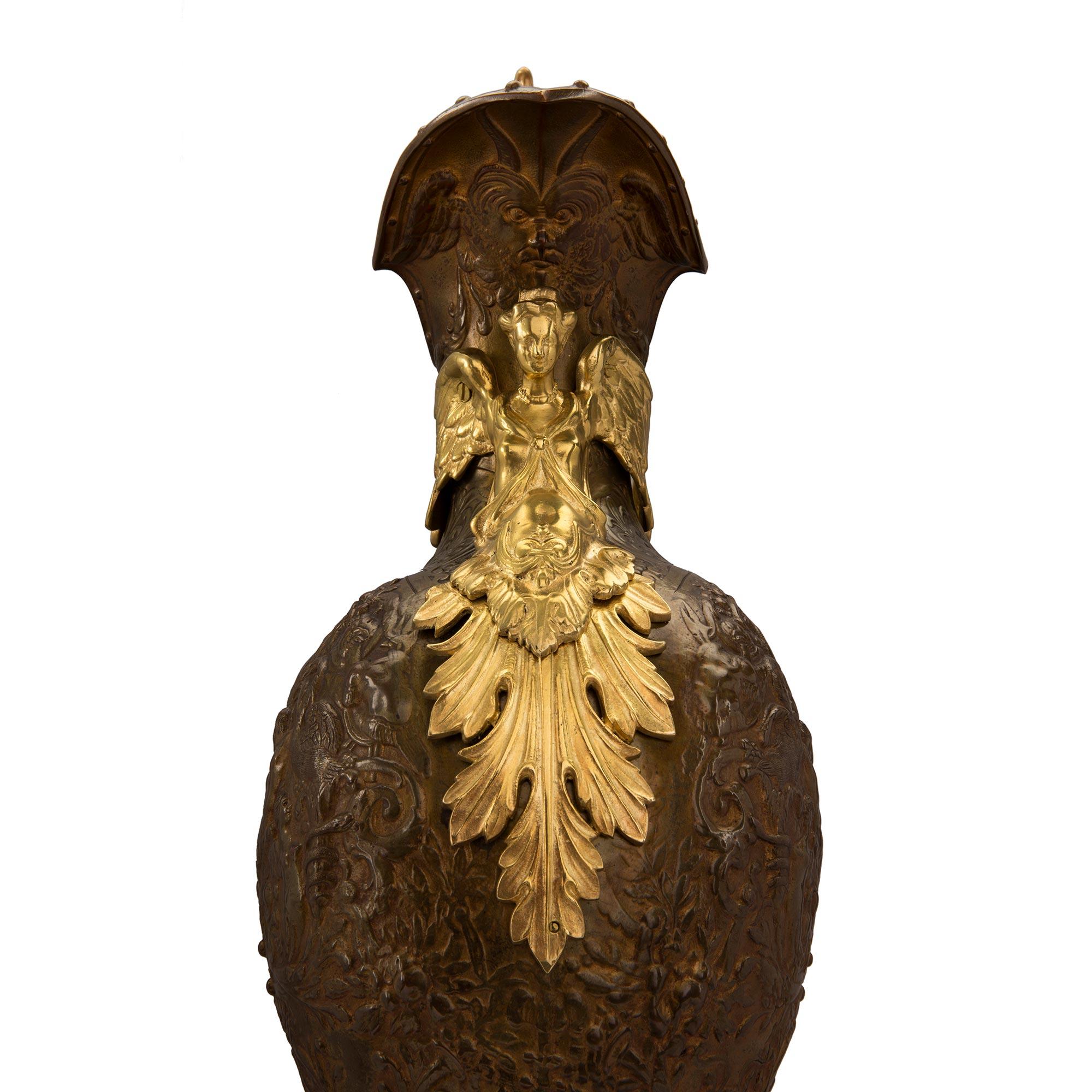 pair of French 19th Renaissance st. Ormolu, patinated Bronze and Marble ewers in vendita 1