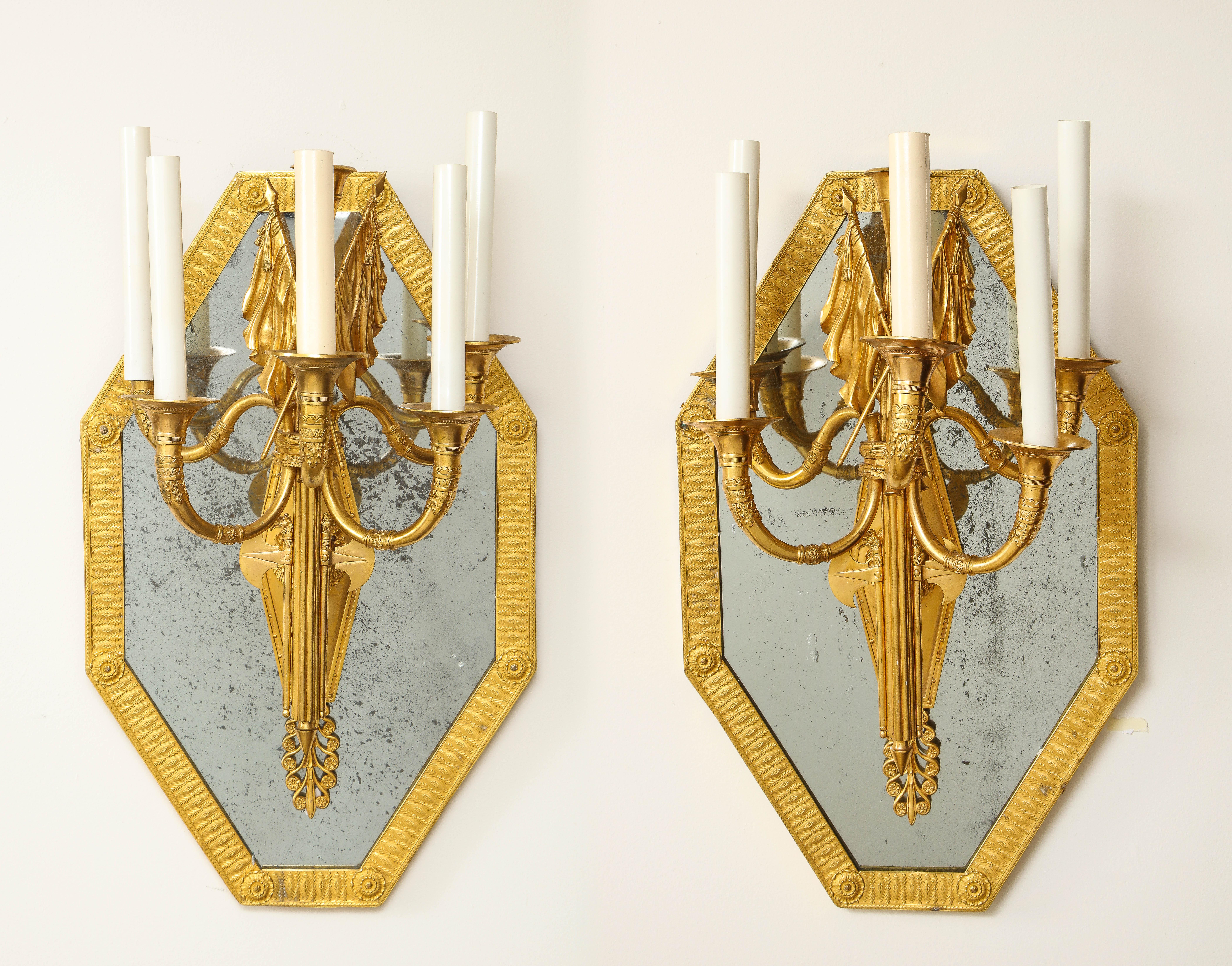 Magnifique paire d'appliques/miroirs à cinq bras en bronze doré, d'époque 1er Empire, attribuée à Pierre-Philippe Thomire. Chaque applique à miroir est de forme octogonale avec un magnifique fond en miroir ancien et original sur un cadre monté en