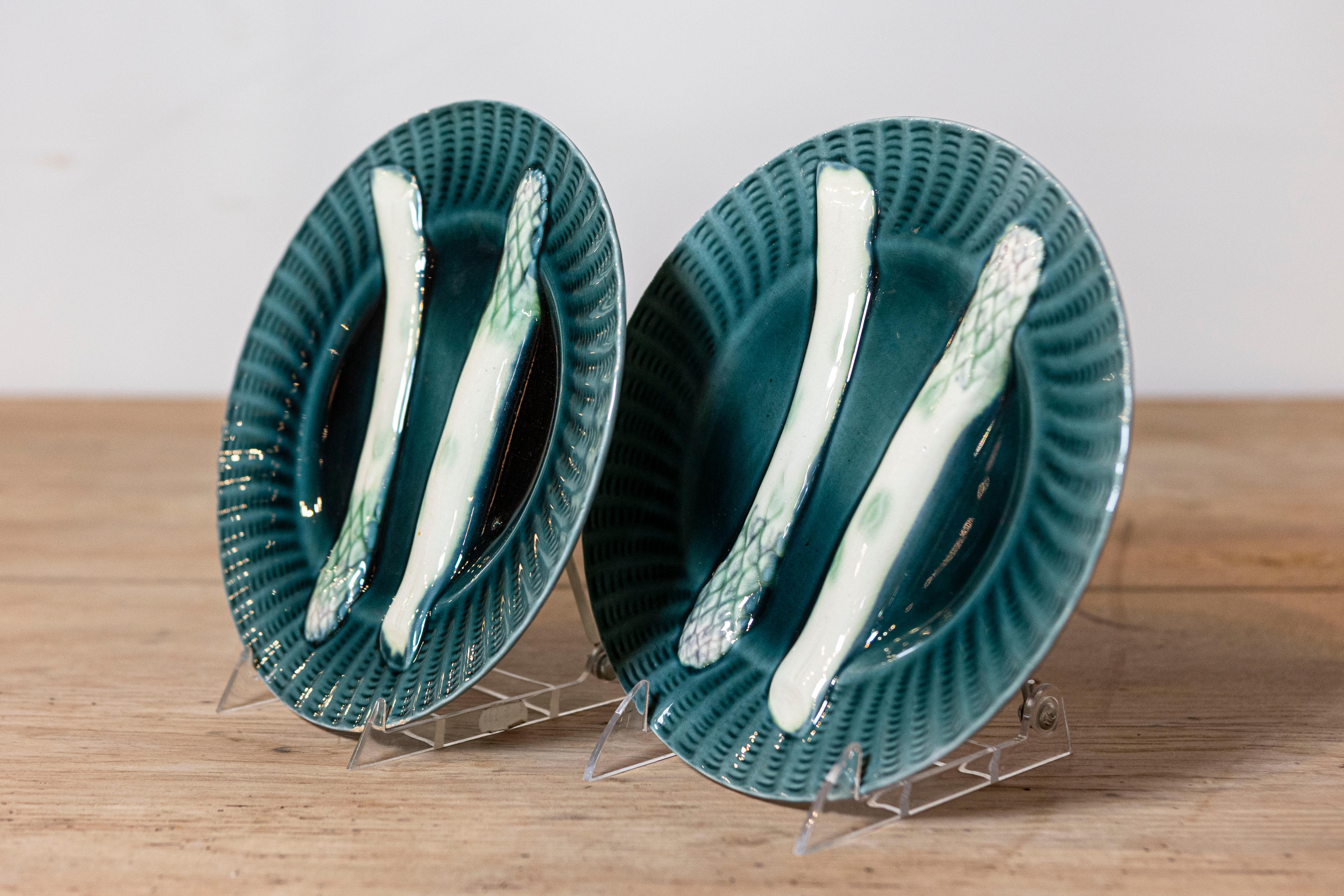 Paire d'assiettes à asperges françaises du 20ème siècle, de couleur turquoise et d'accents ondulés Bon état - En vente à Atlanta, GA