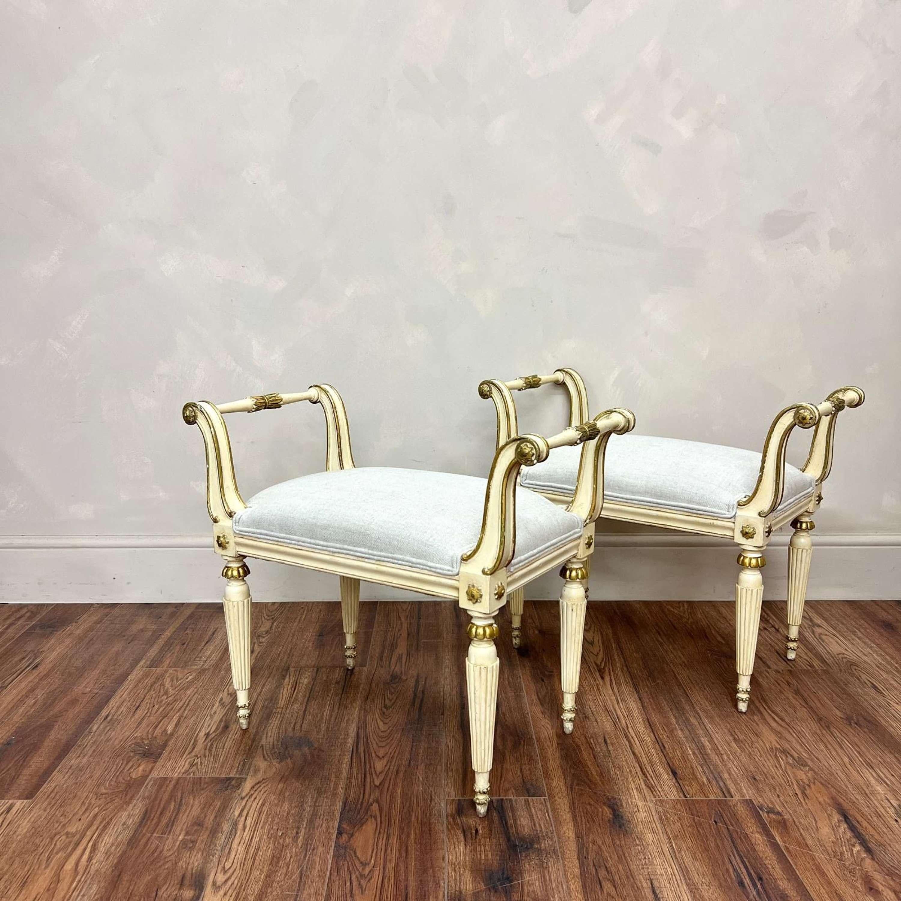 Coppia di sedili da finestra francesi con vernice originale color crema e oro e la giusta dose di usura.

Rivestito di recente in tessuto di lino di qualità.

Francia, circa 1920

Altezza -58,5 cm
Altezza del sedile - 
Larghezza - 69 cm
Profondità -