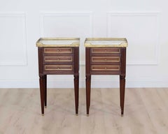 Paire de tables de chevet françaises du XXe siècle, de style Louis XVI, à plateau en marbre