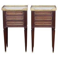 Paire de tables de chevet françaises du XXe siècle, de style Louis XVI, à plateau en marbre