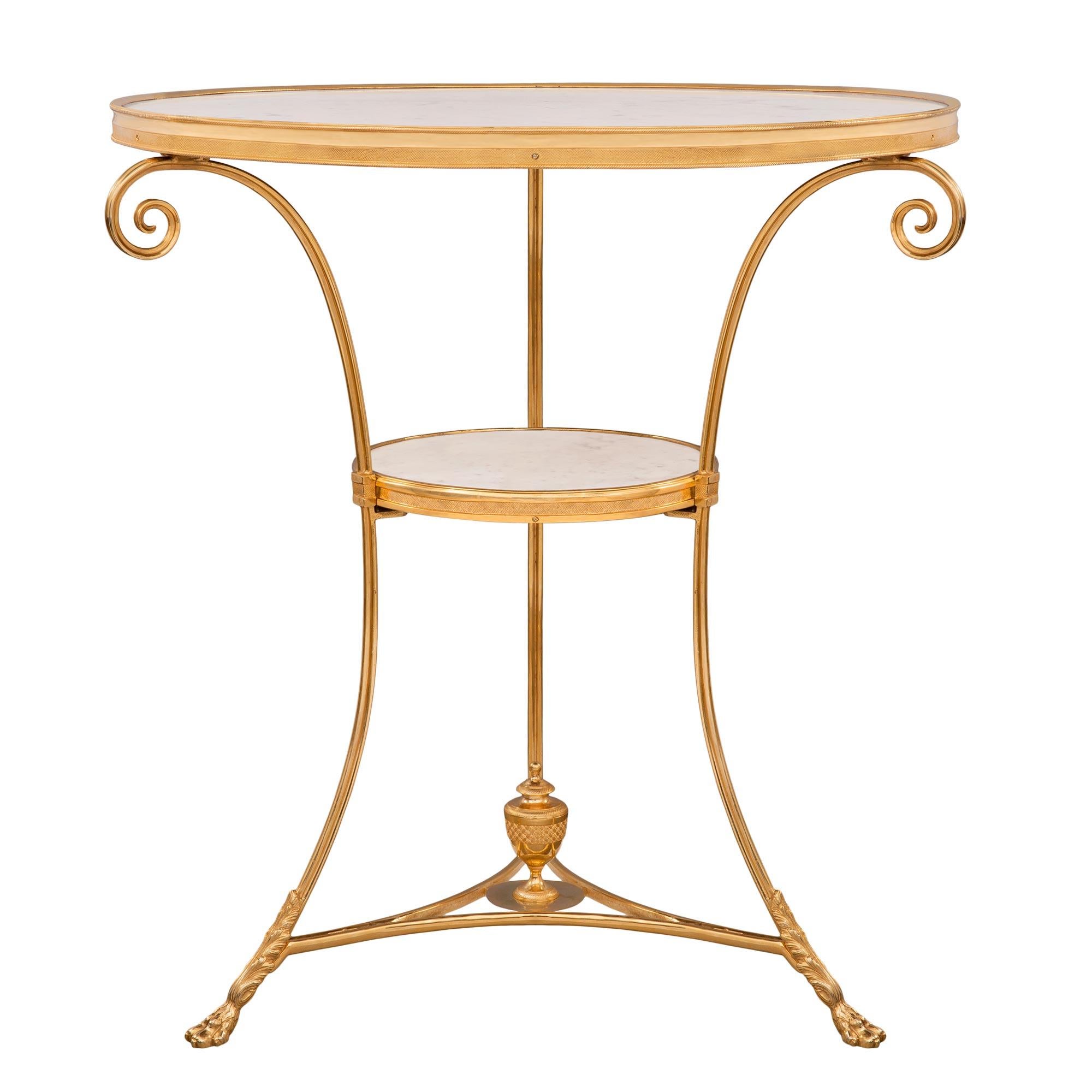Français Paire de tables d'appoint françaises de style Louis XVI du 20ème siècle en bronze doré et marbre en vente