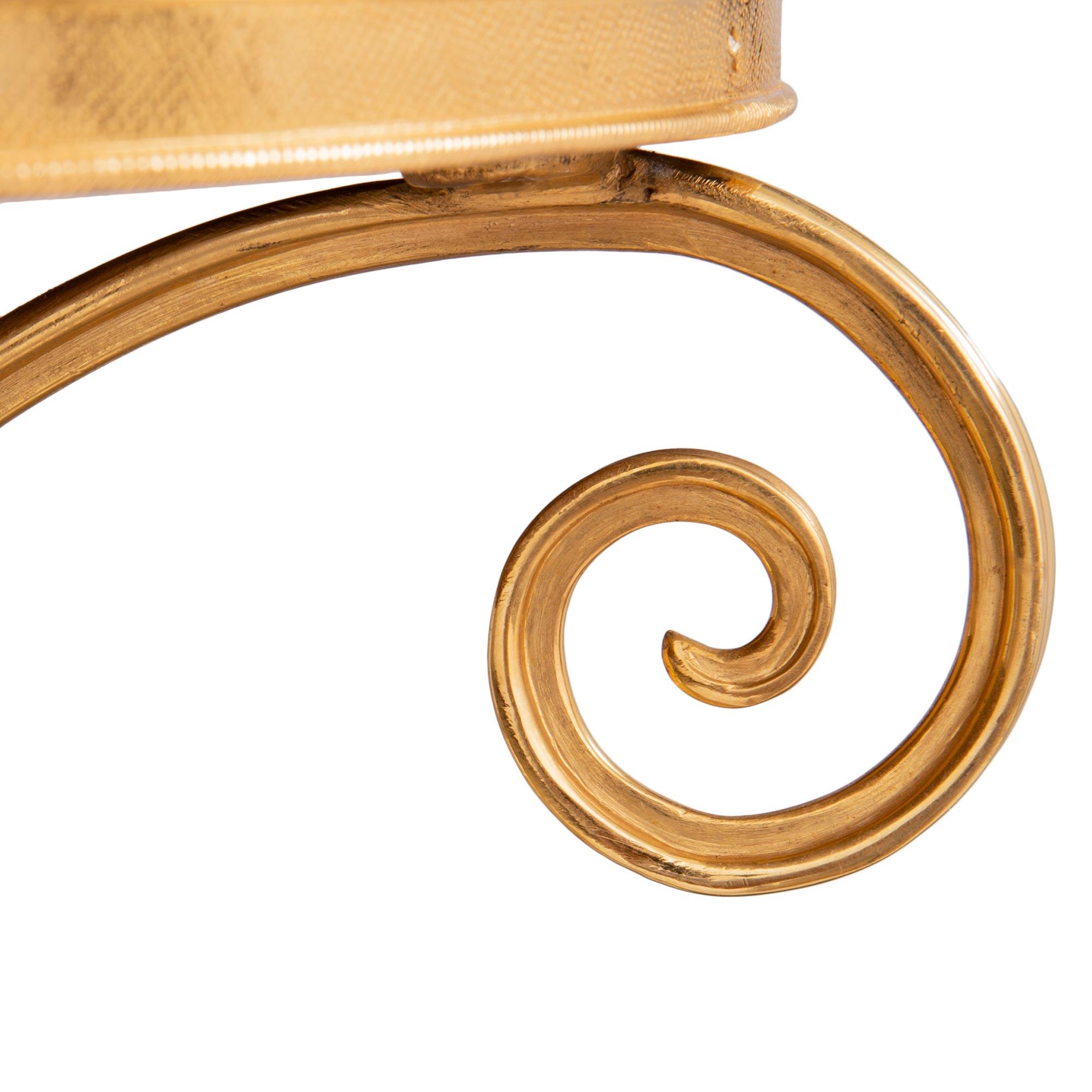 Paire de tables d'appoint françaises de style Louis XVI du 20ème siècle en bronze doré et marbre Bon état - En vente à West Palm Beach, FL