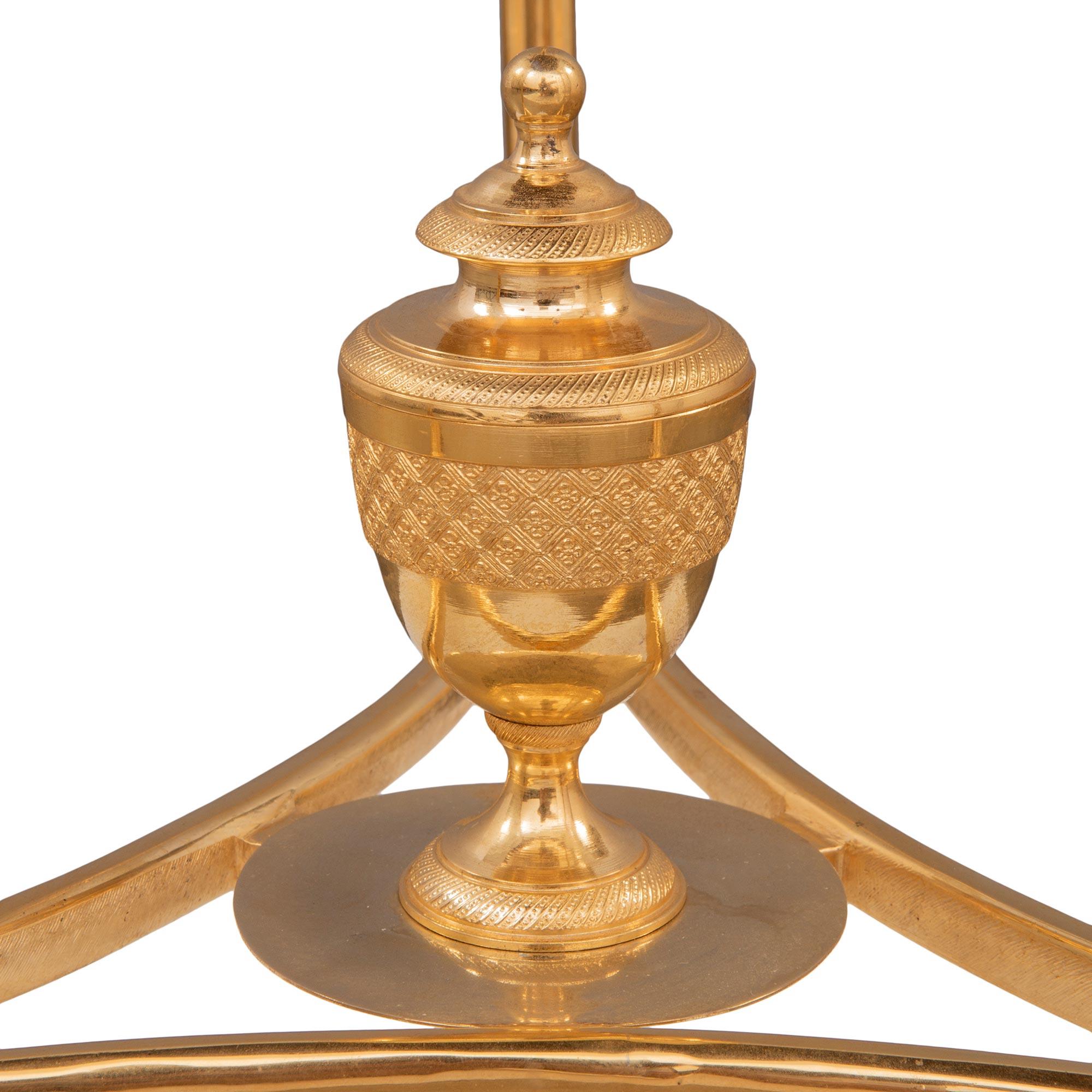 Paire de tables d'appoint françaises de style Louis XVI du 20ème siècle en bronze doré et marbre en vente 1
