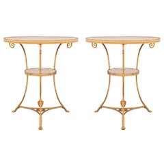 Paire de tables d'appoint françaises de style Louis XVI du 20ème siècle en bronze doré et marbre