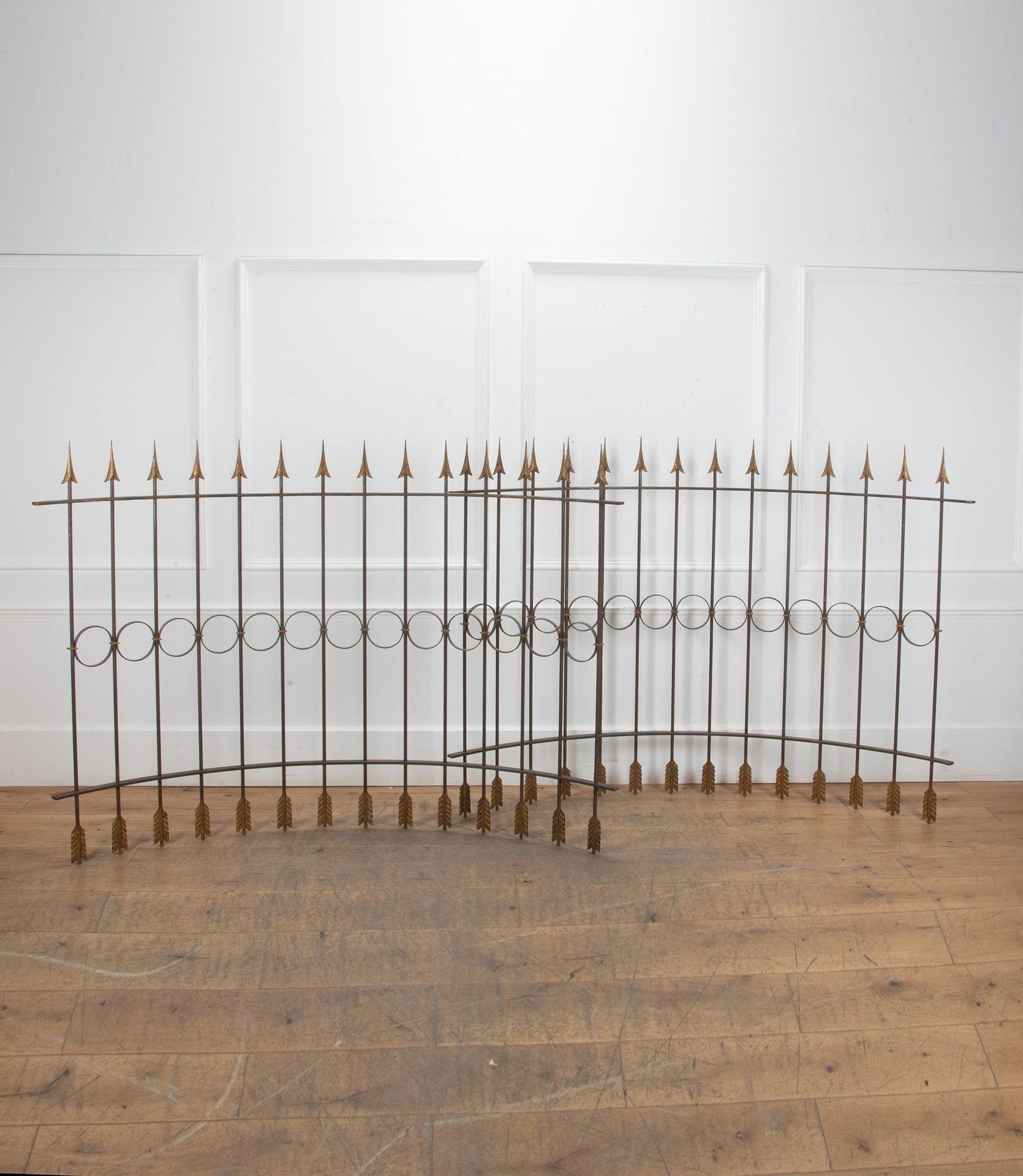 Paire de balustrades en métal incurvées du 20e siècle, à décor de flèches.
Les têtes de flèches et les extrémités des plumes sont dorées.
Très chic et majestueux.
Veuillez noter que les mesures sont données par section.
Circa 1930.