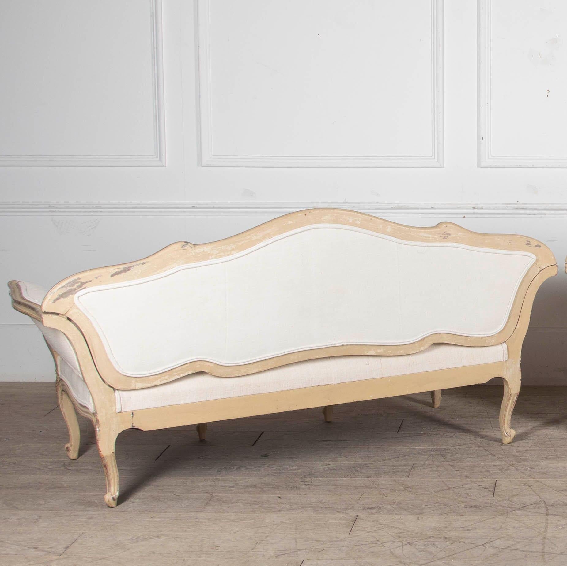 Wunderschönes Paar französischer Sofas aus dem 20. Jahrhundert, die trocken geschabt wurden, um die ursprüngliche Farbe mit einem Teil des ursprünglichen Silbers wiederherzustellen.
Diese Sofas wurden dann mit französischem Leinen aus der Zeit neu