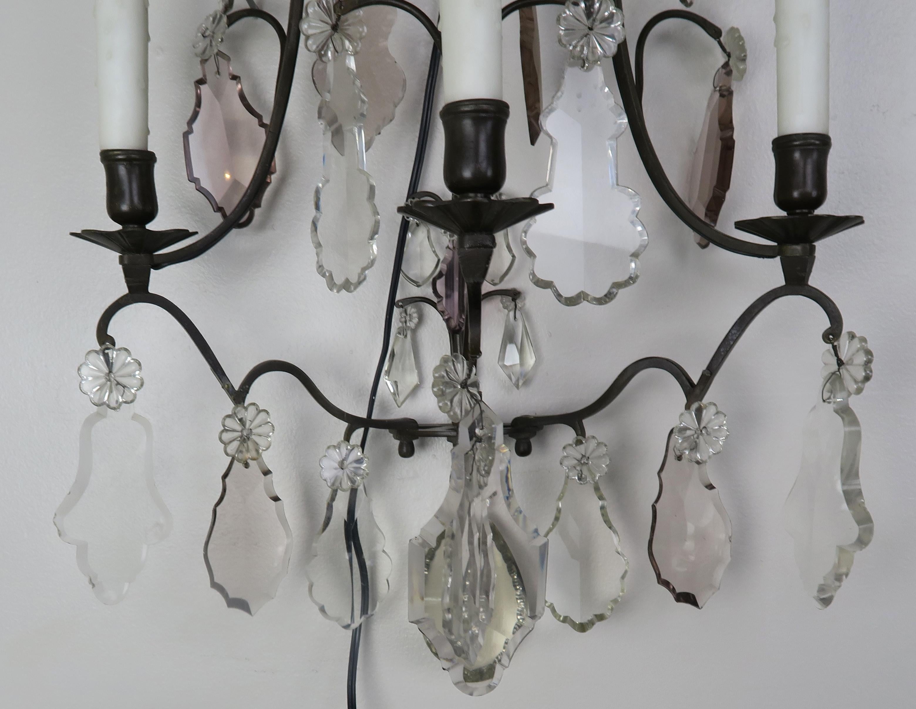 Rococo Paire d'appliques françaises à 3 lumières en cristal en vente