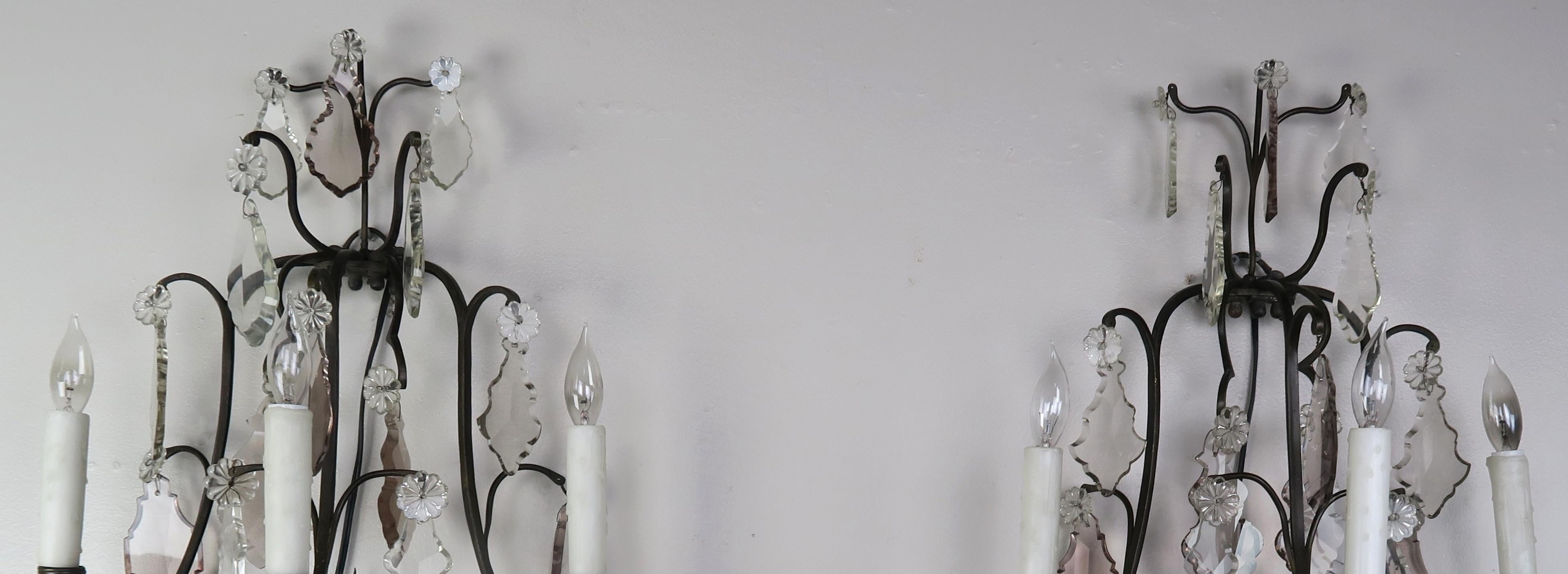 Début du 20ème siècle Paire d'appliques françaises à 3 lumières en cristal en vente