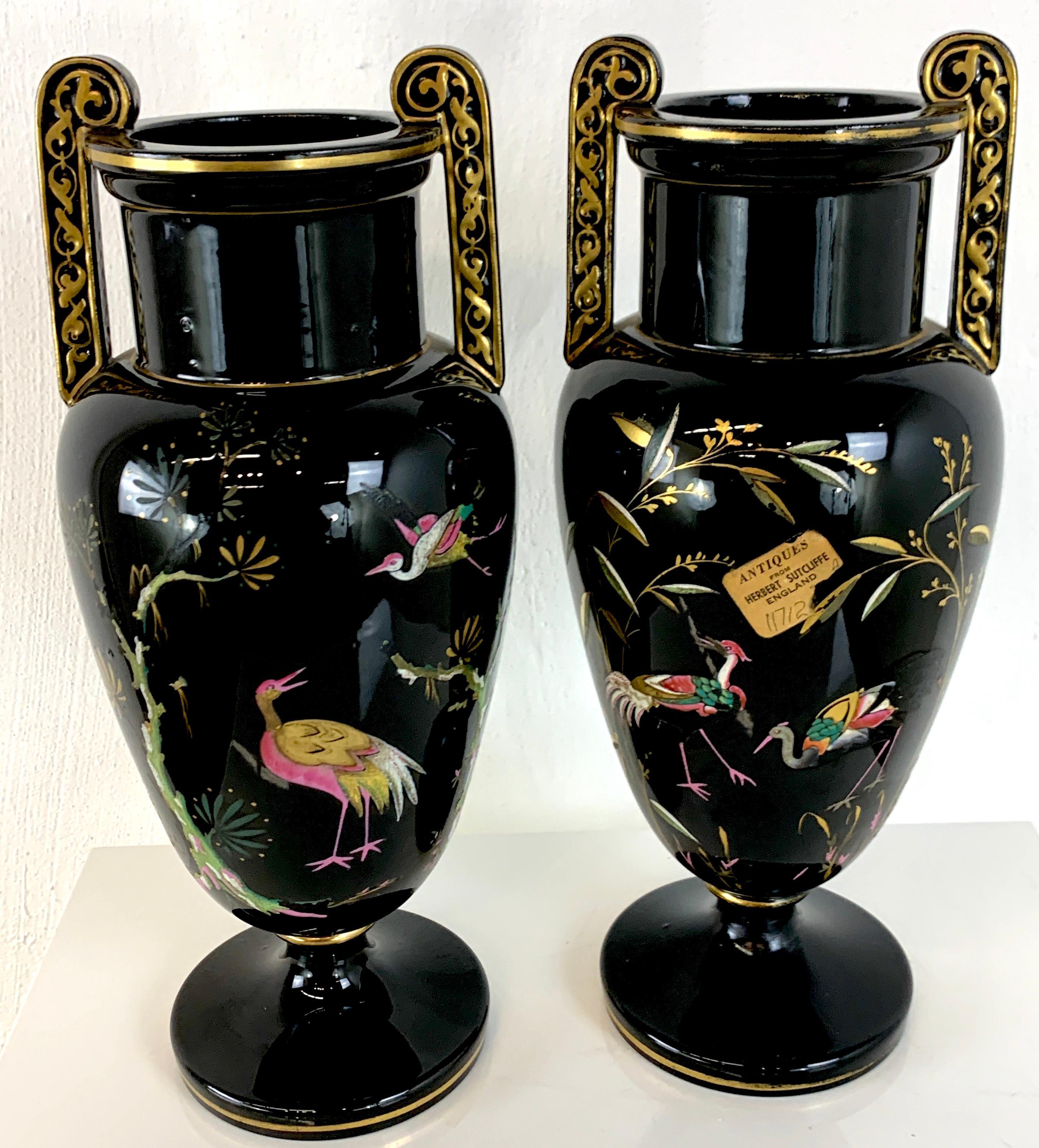 Émaillé Paire de vases noirs et or à motif d'oiseaux émaillés du mouvement esthétique français en vente