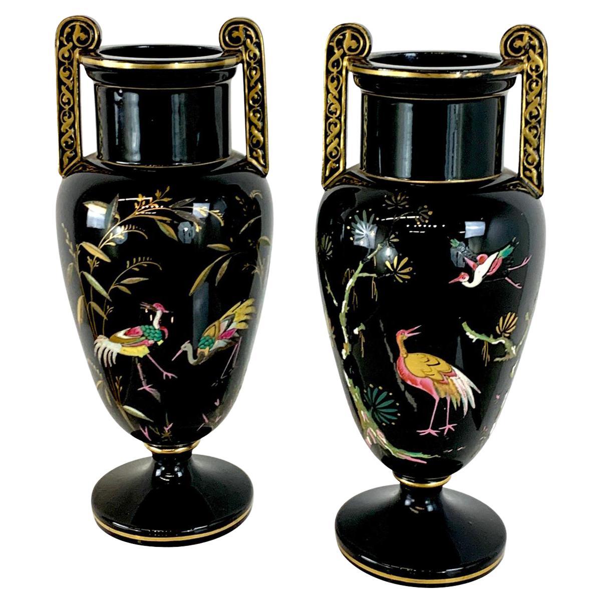 Paire de vases noirs et or à motif d'oiseaux émaillés du mouvement esthétique français en vente