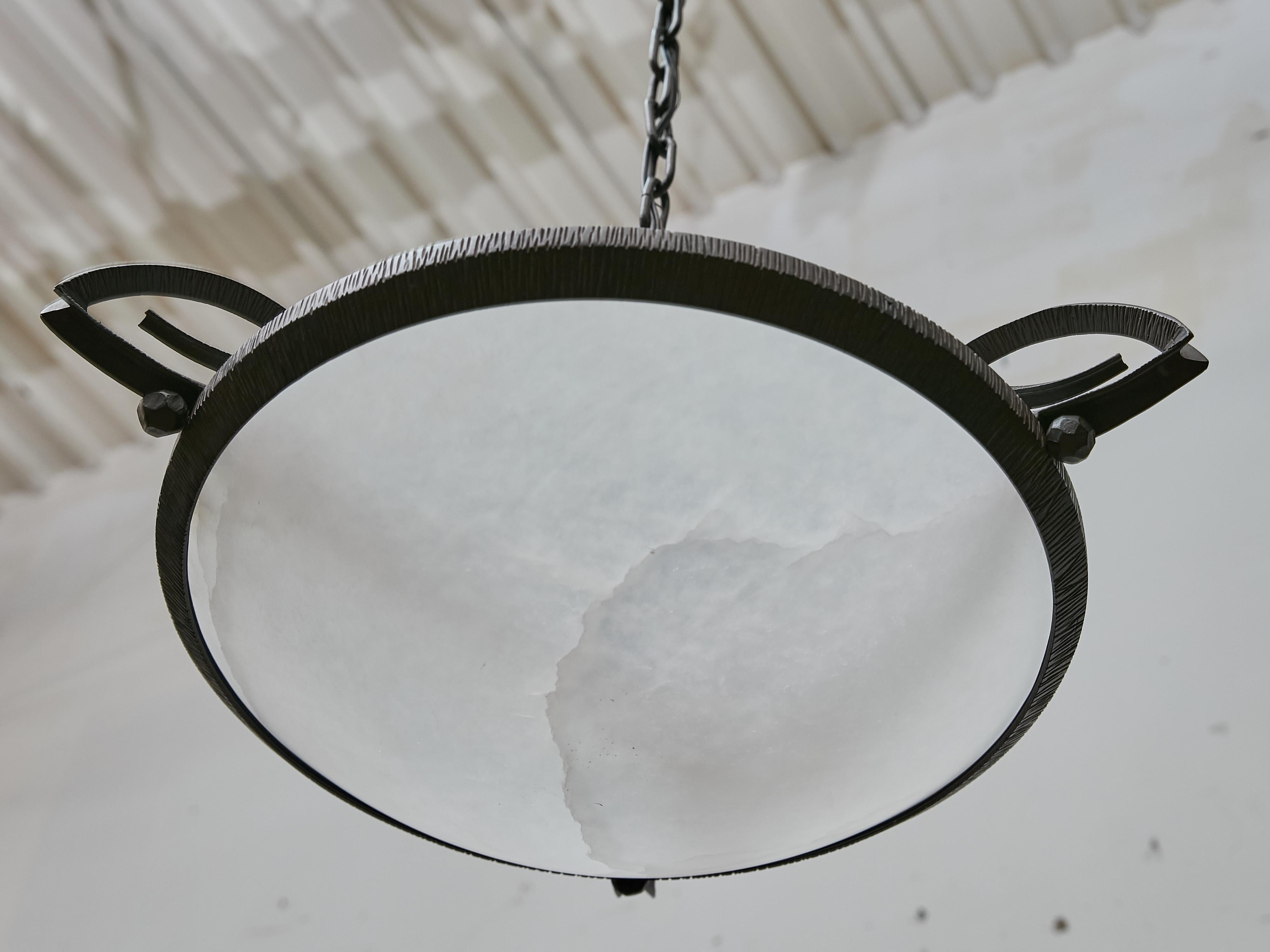 Paire de pendentifs en albâtre et fer martelé, vers 1930 en vente 12