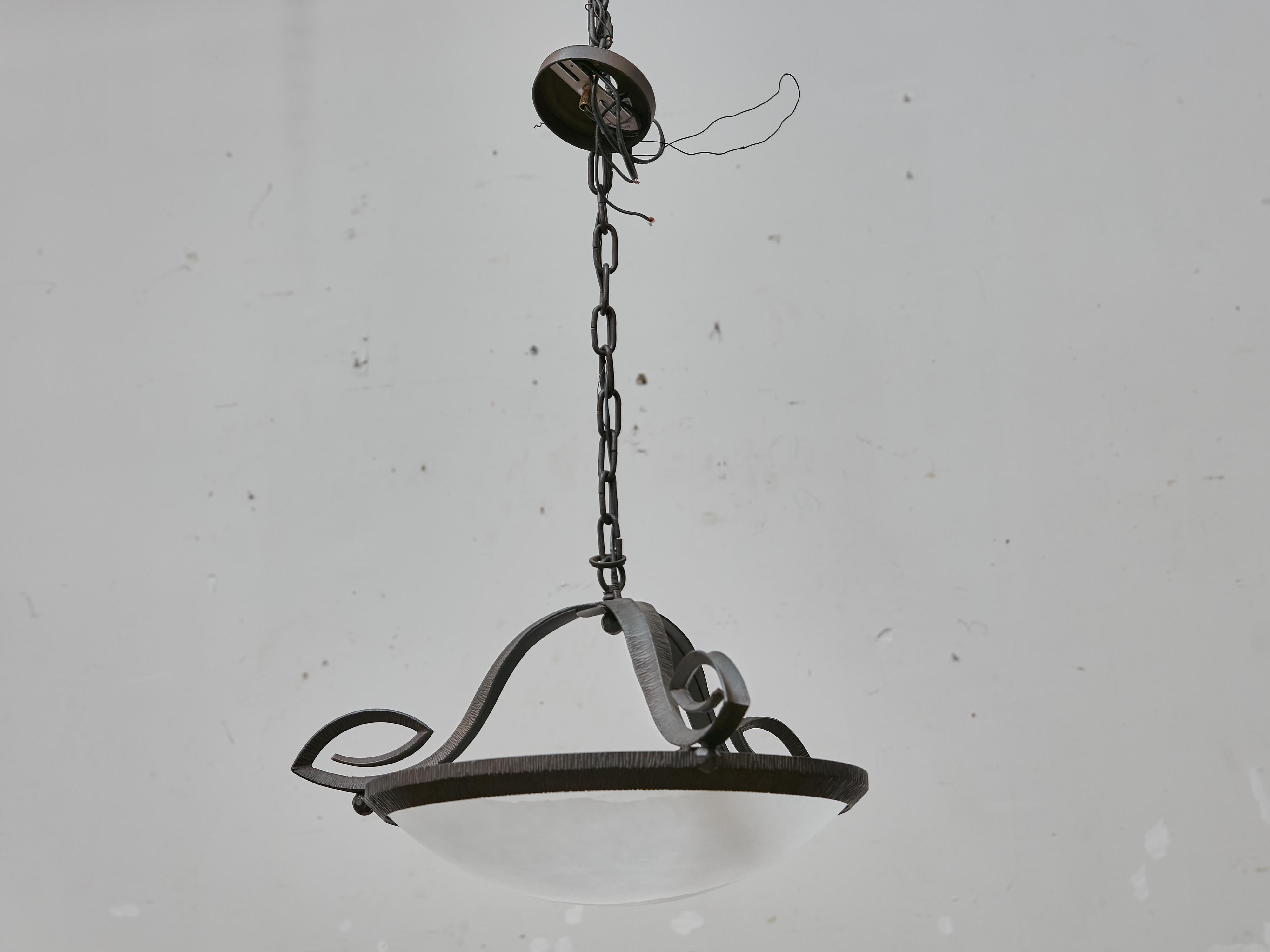 Fatto a mano Coppia di pendenti francesi in alabastro e ferro martellato, circa 1930 in vendita