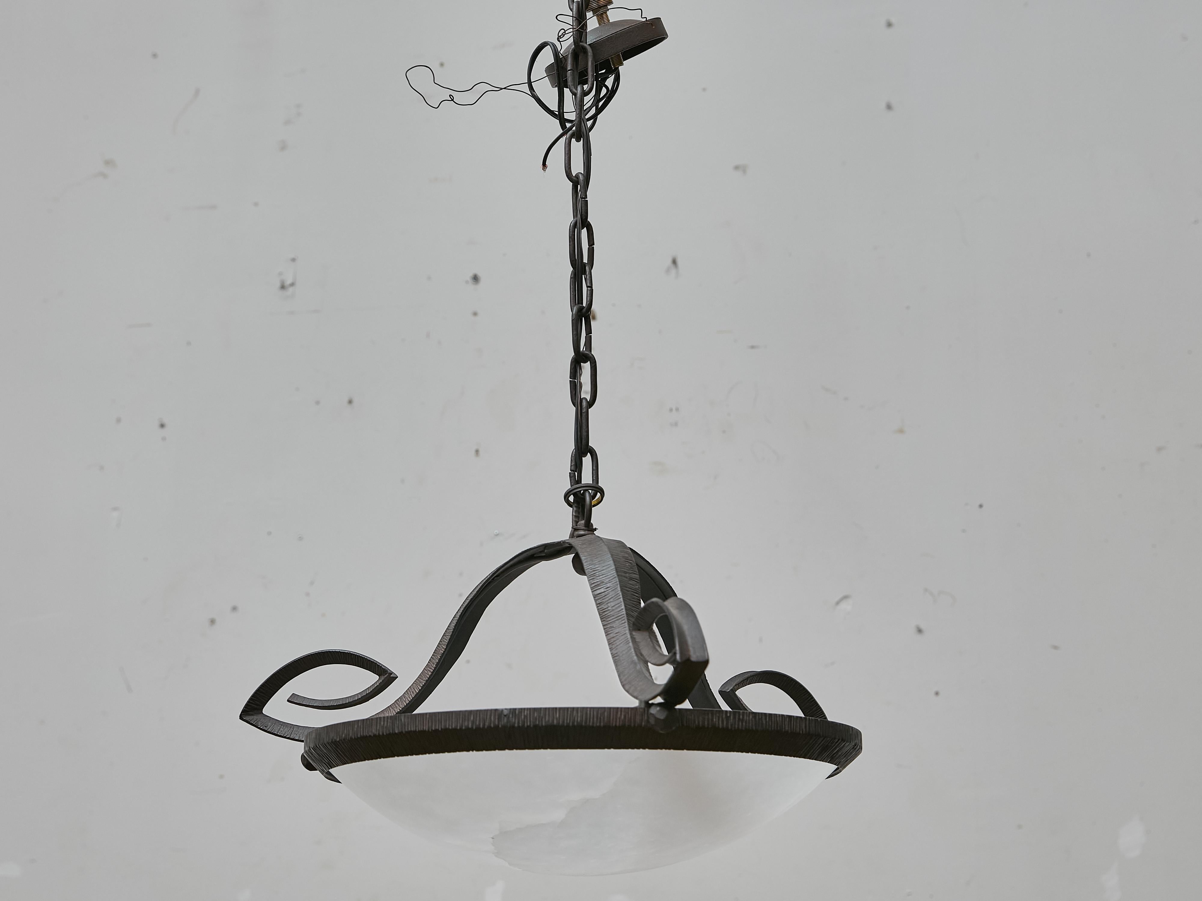 XX secolo Coppia di pendenti francesi in alabastro e ferro martellato, circa 1930 in vendita