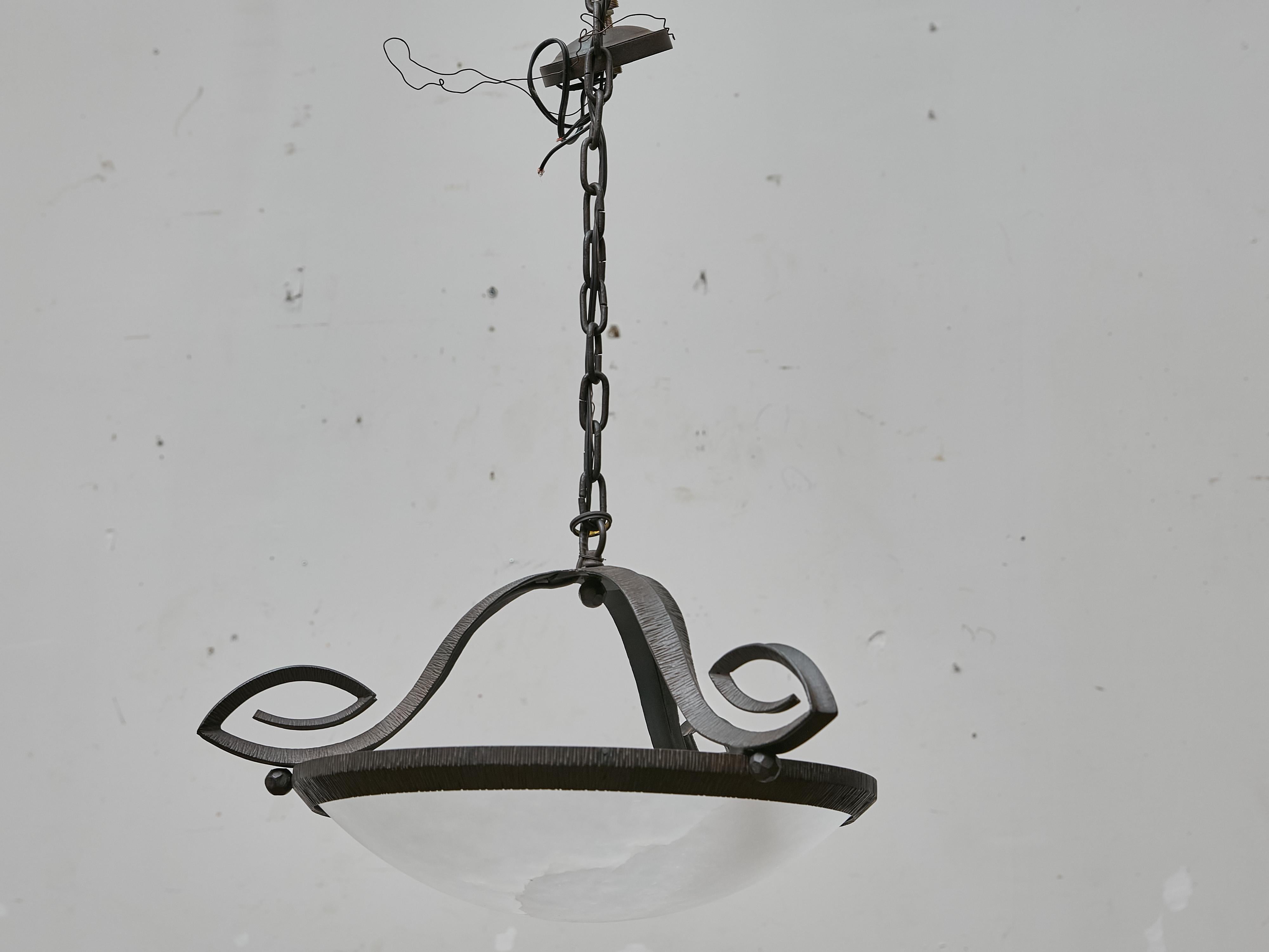 Ferro Coppia di pendenti francesi in alabastro e ferro martellato, circa 1930 in vendita